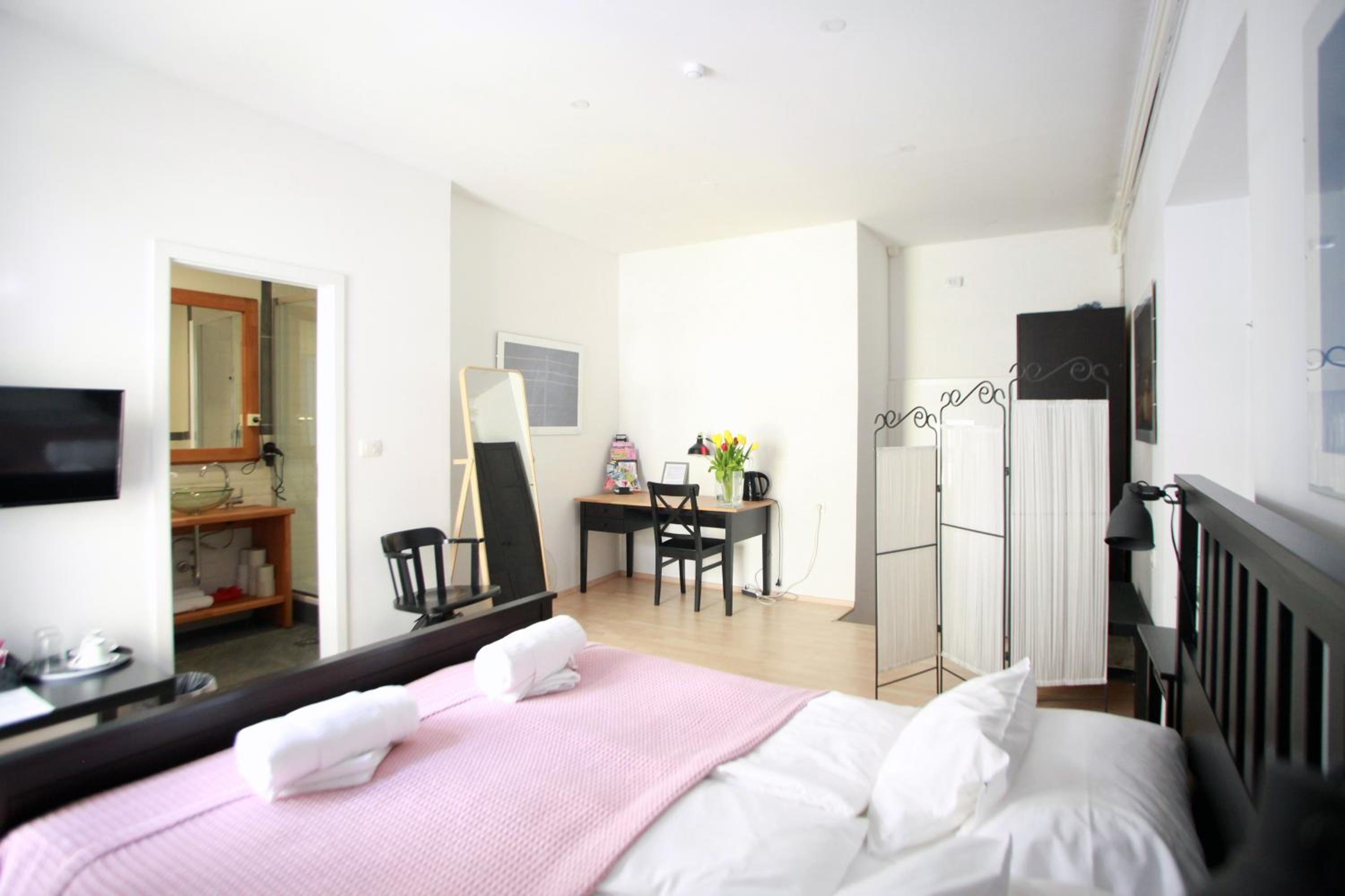 Double or Twin Room with Private Bathroom - Photo 1