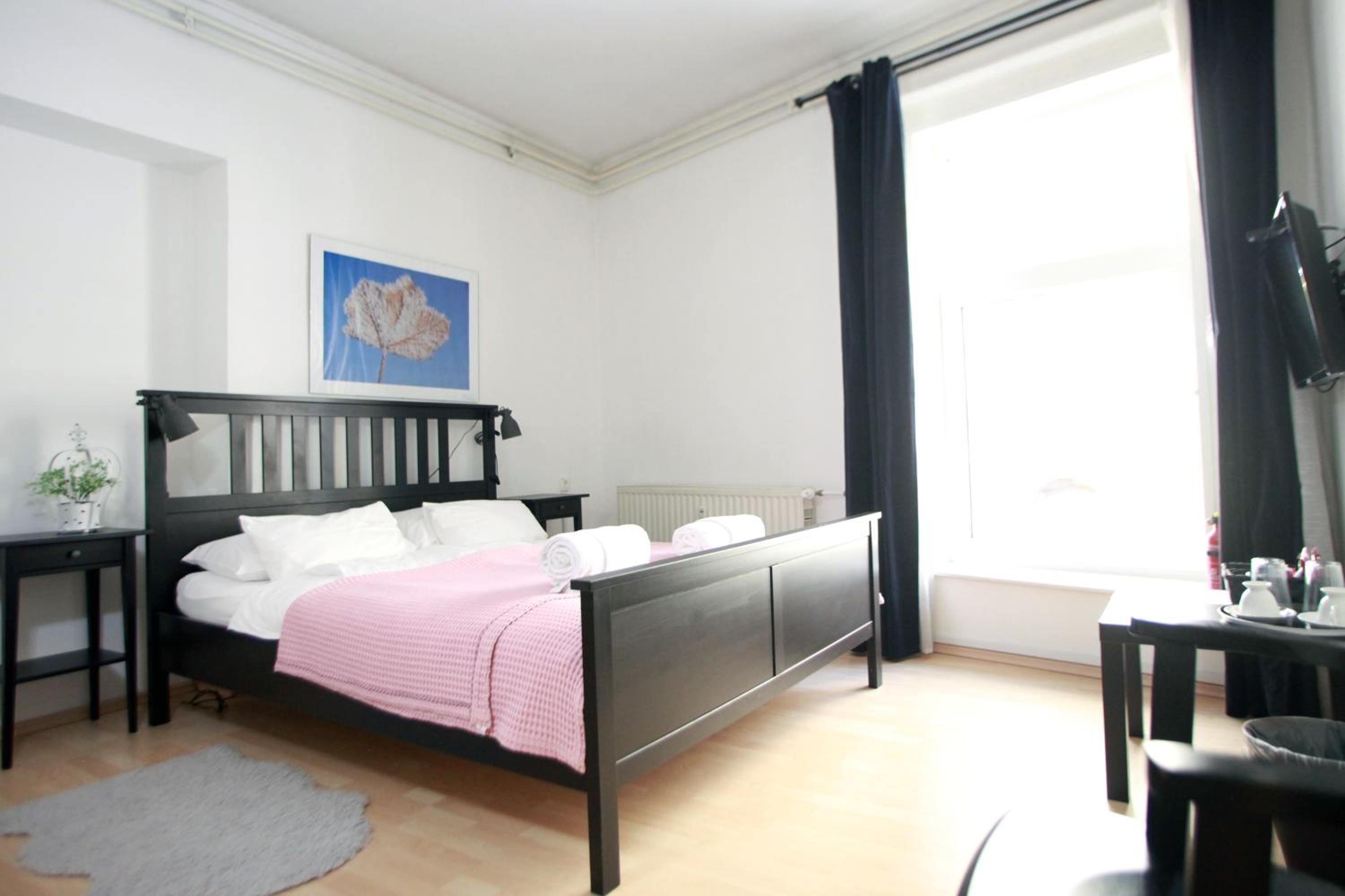 Double or Twin Room with Private Bathroom - Photo 9