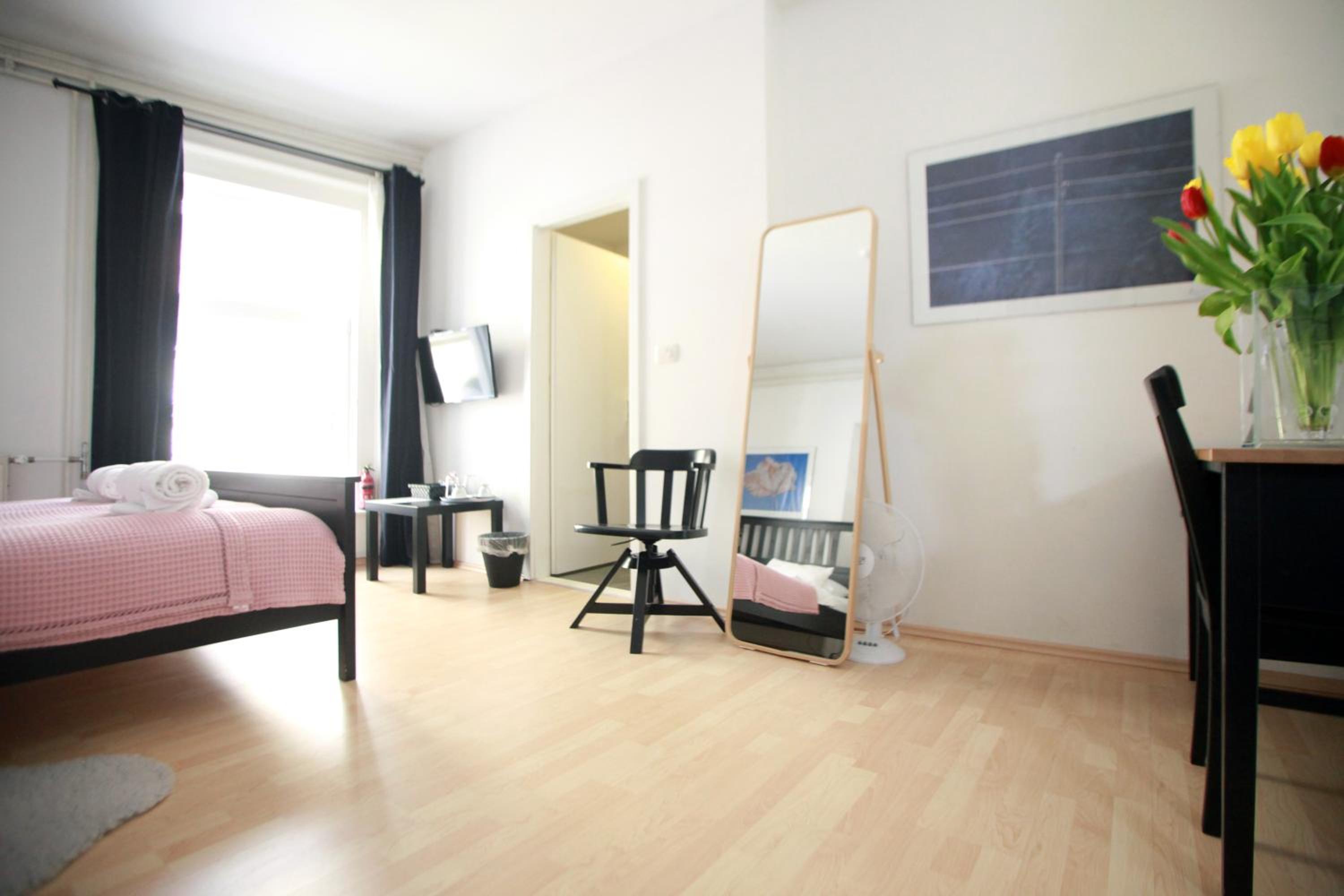 Double or Twin Room with Private Bathroom - Photo 2