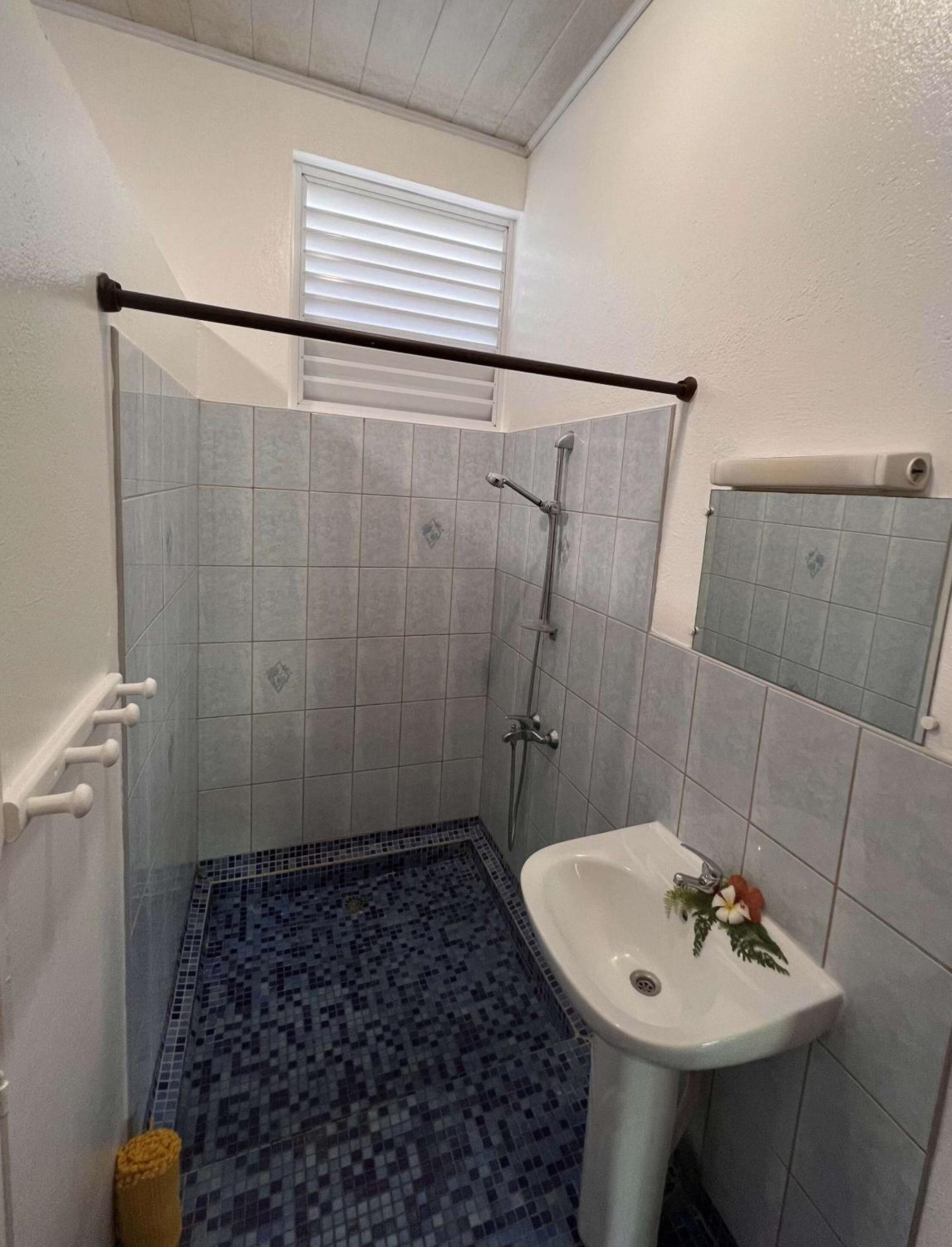 Basic Triple Room with Shared Bathroom photo 3