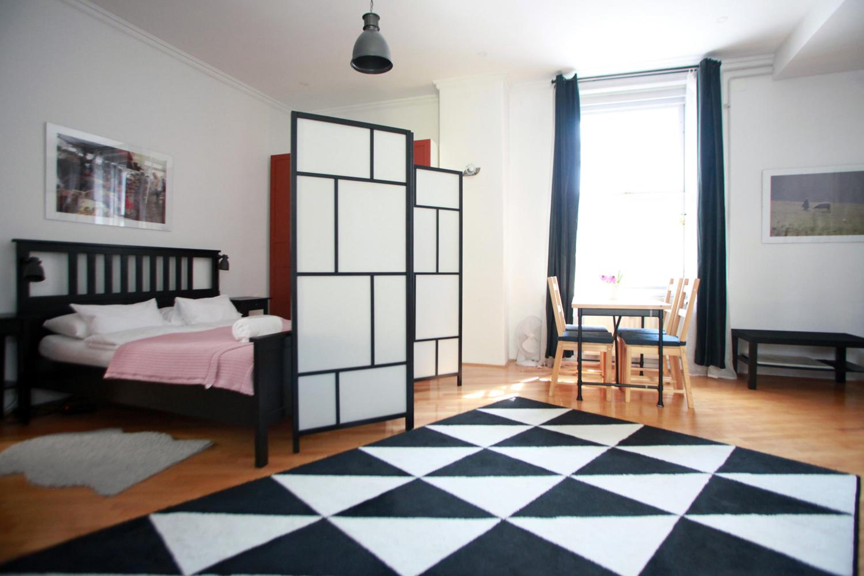 Suite - Photo 1