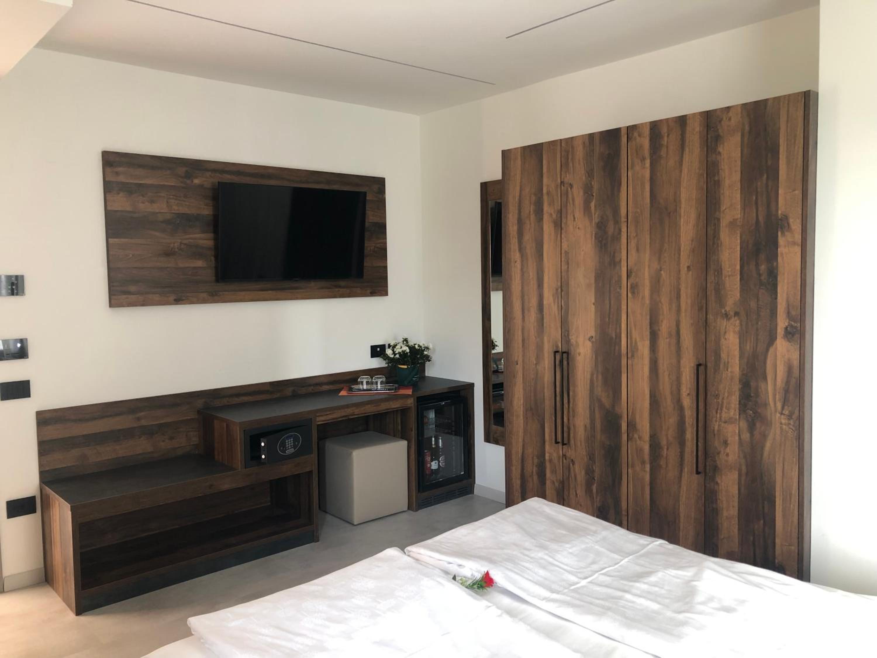 King Room with Balcony - Photo 16