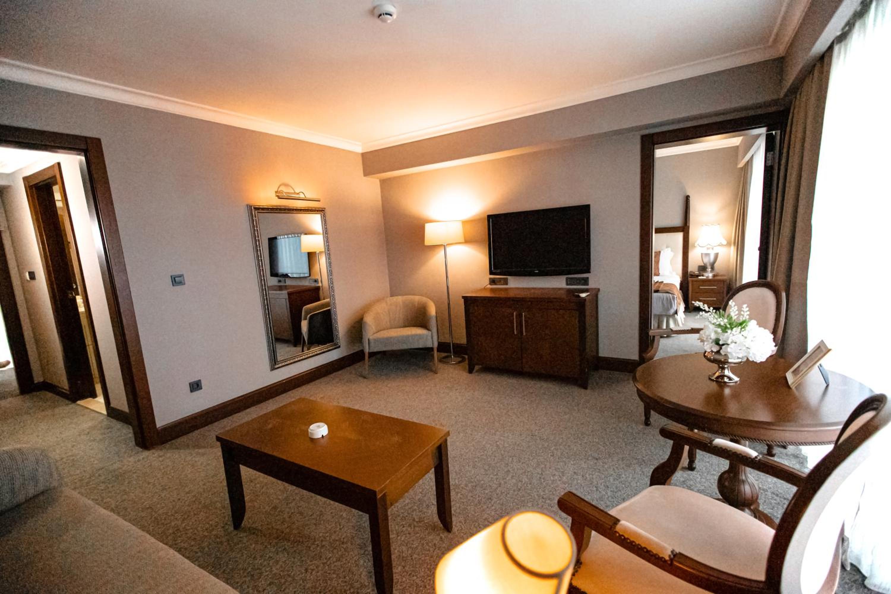 Honeymoon Suite with Jacuzzi and Sea View photo 3