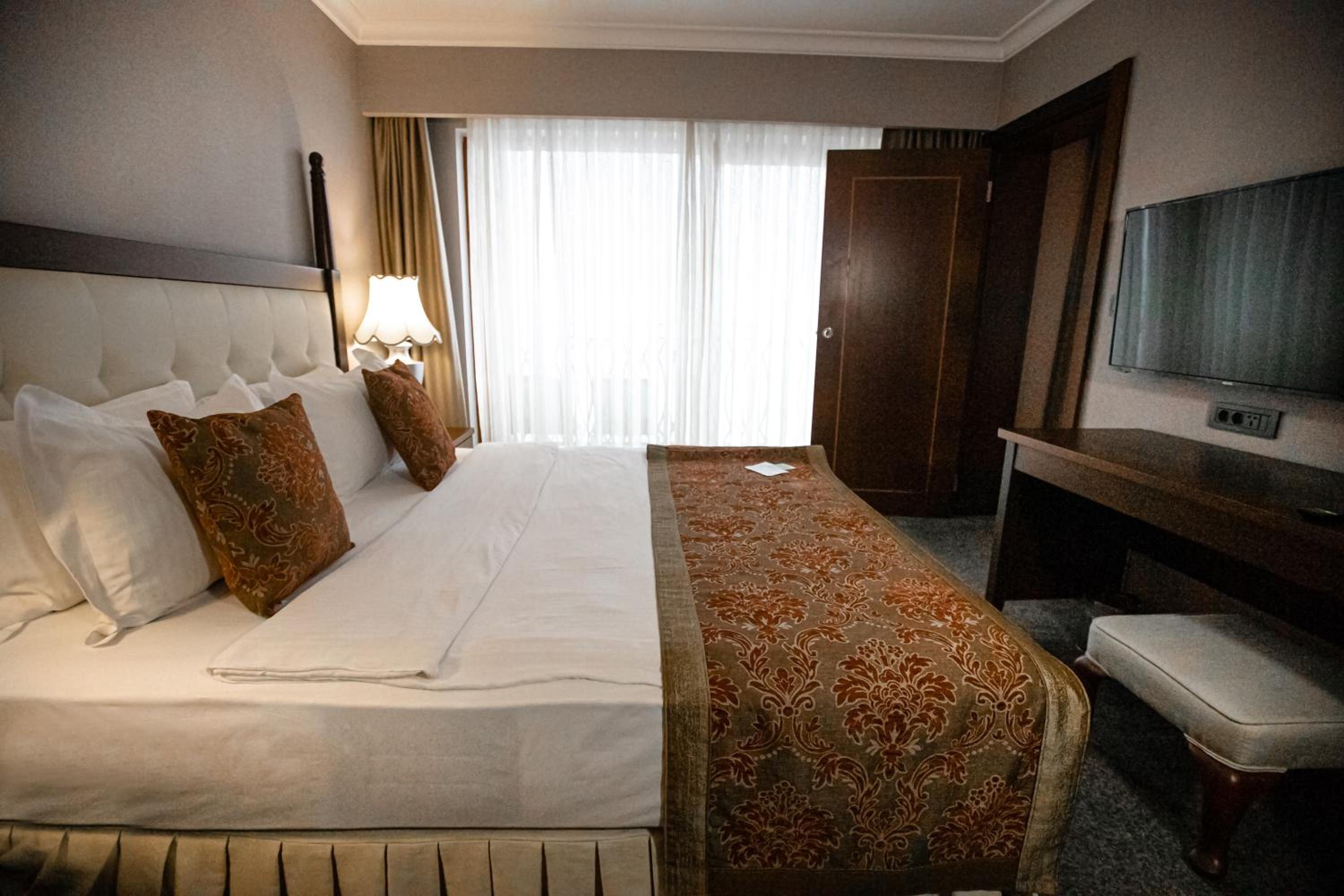 Honeymoon Suite with Jacuzzi and Sea View photo 2