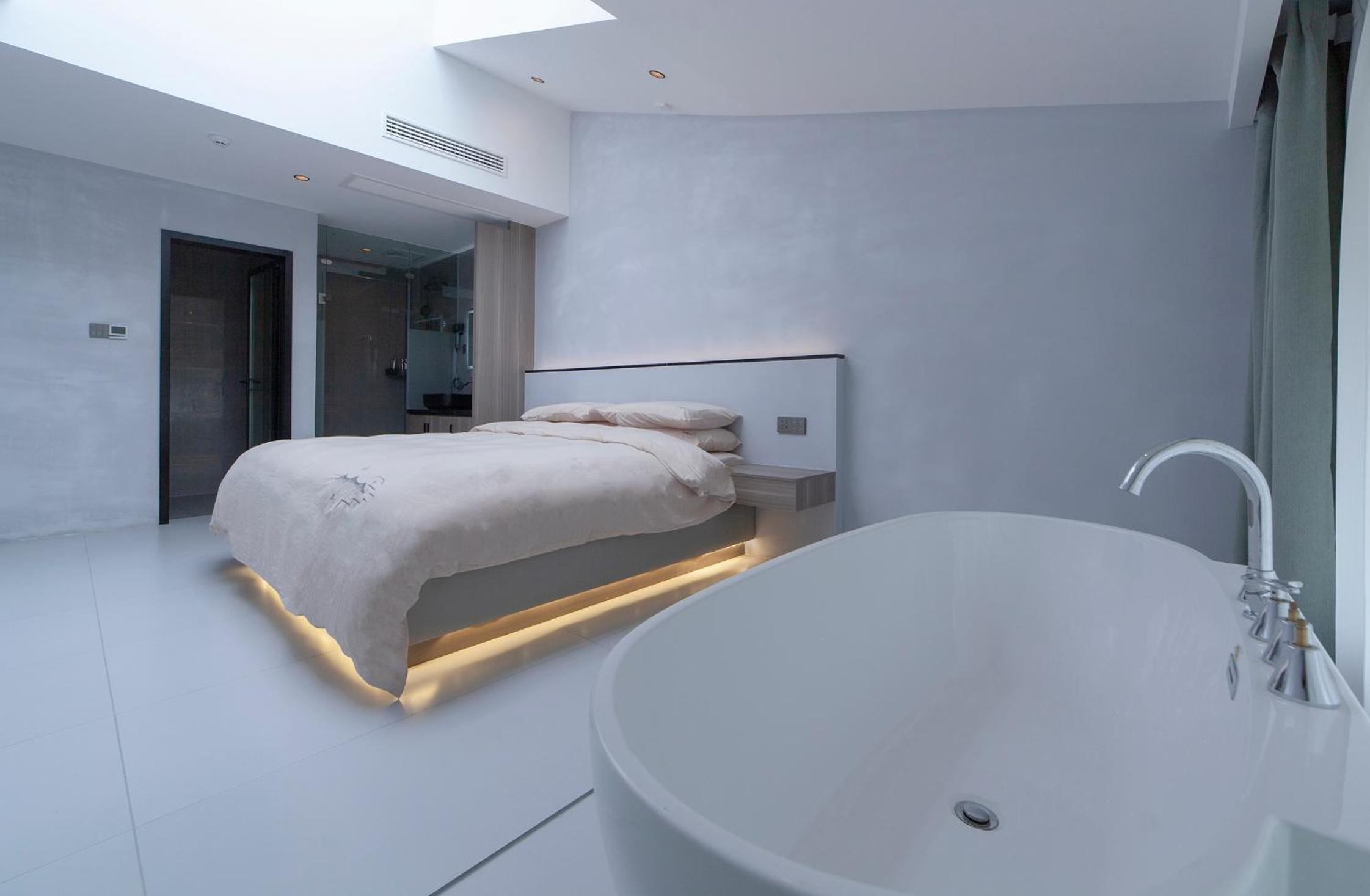 Queen Suite with Spa Bath photo 3