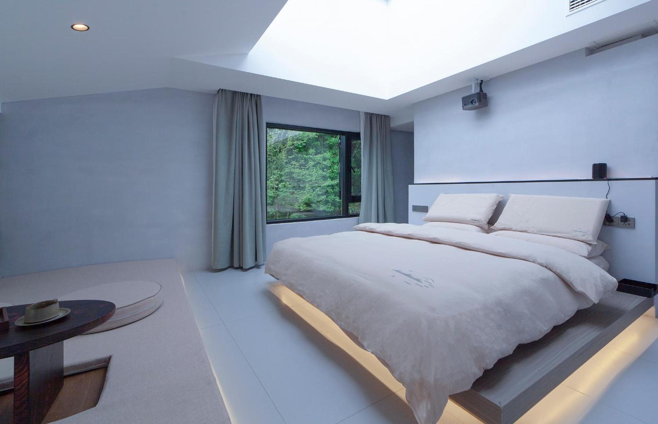Sunshine Queen Room
