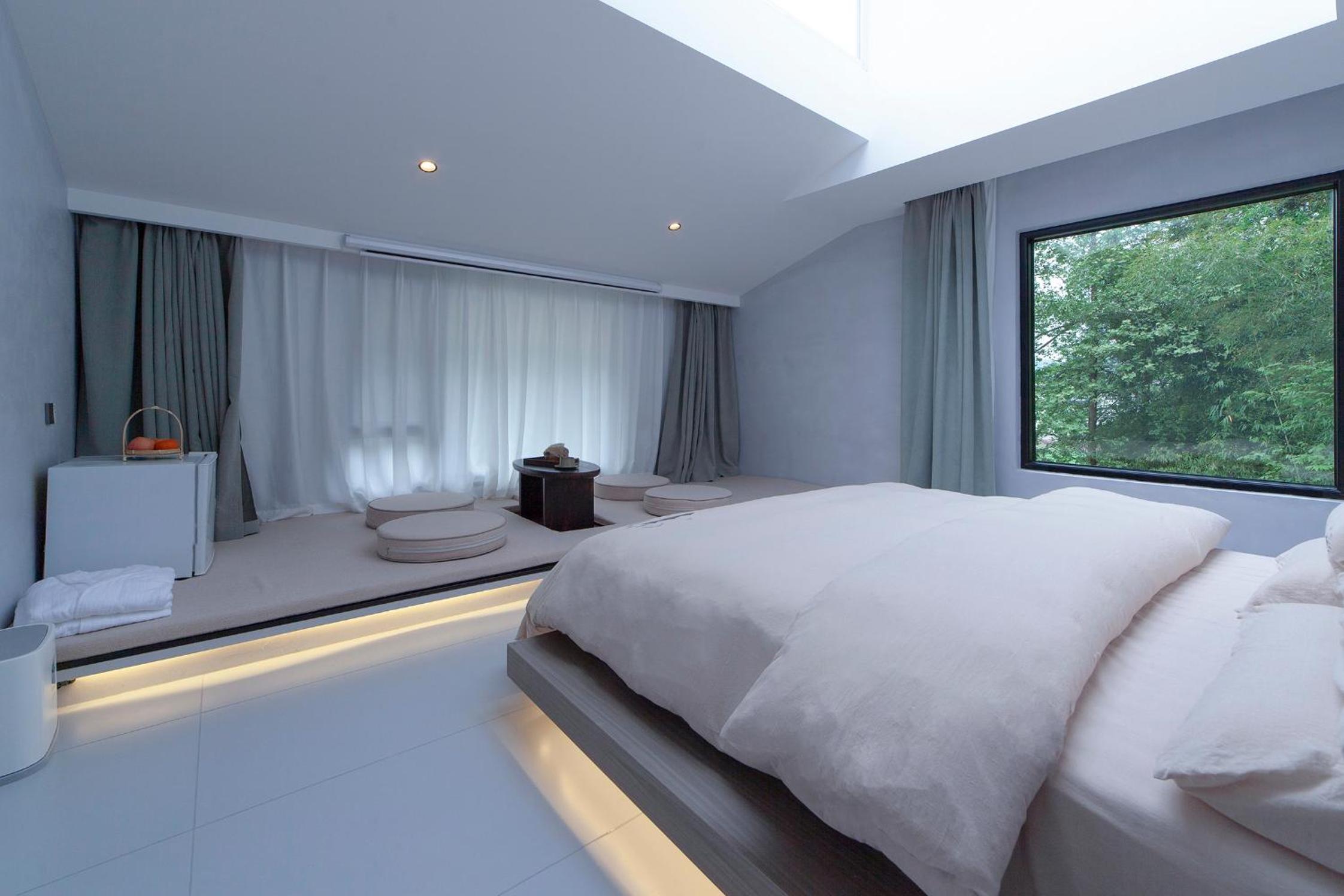 Sunshine Queen Room   photo 3