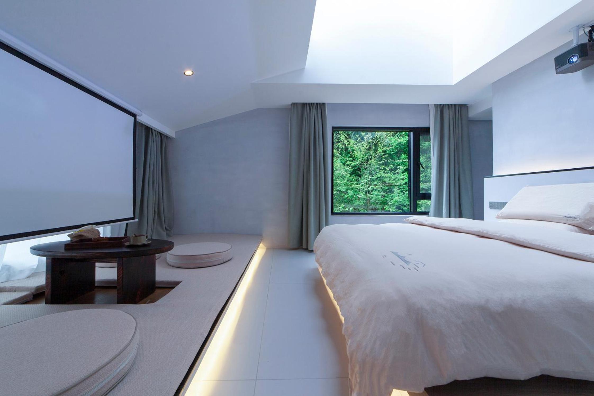 Sunshine Queen Room   photo 2
