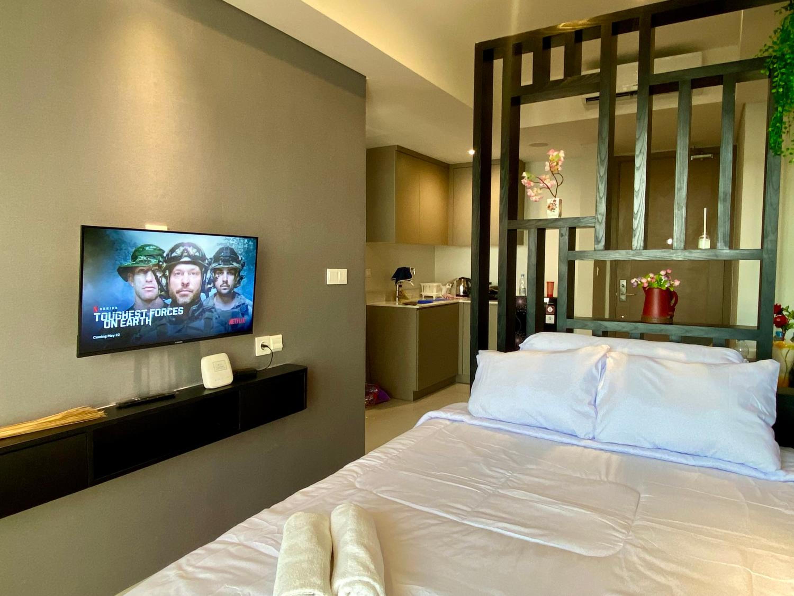 Two-Bedroom Apartment with Water View - Photo 12