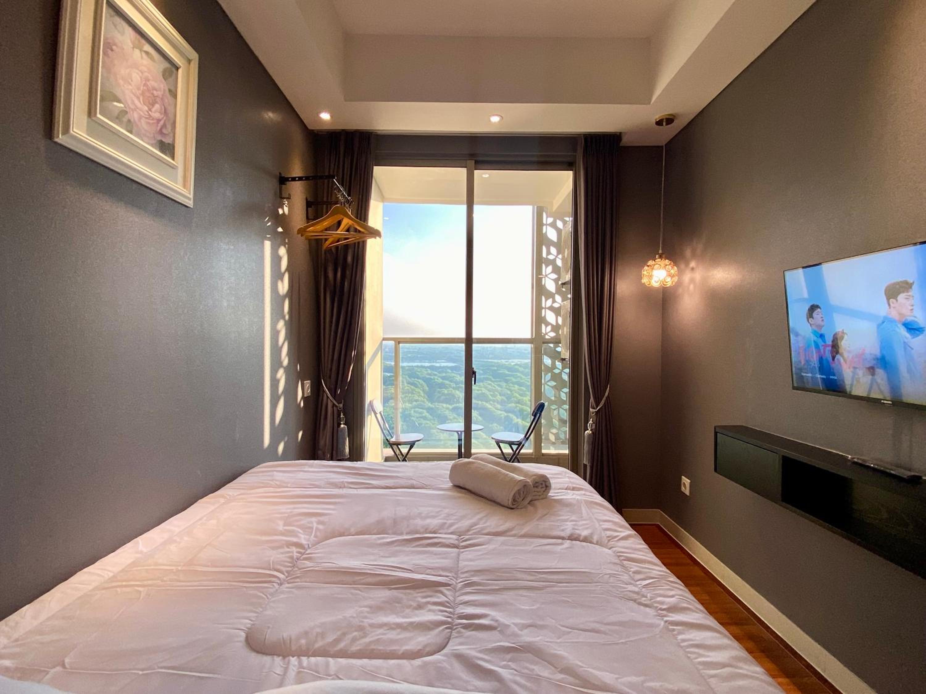 Two-Bedroom Apartment with Water View - Photo 4