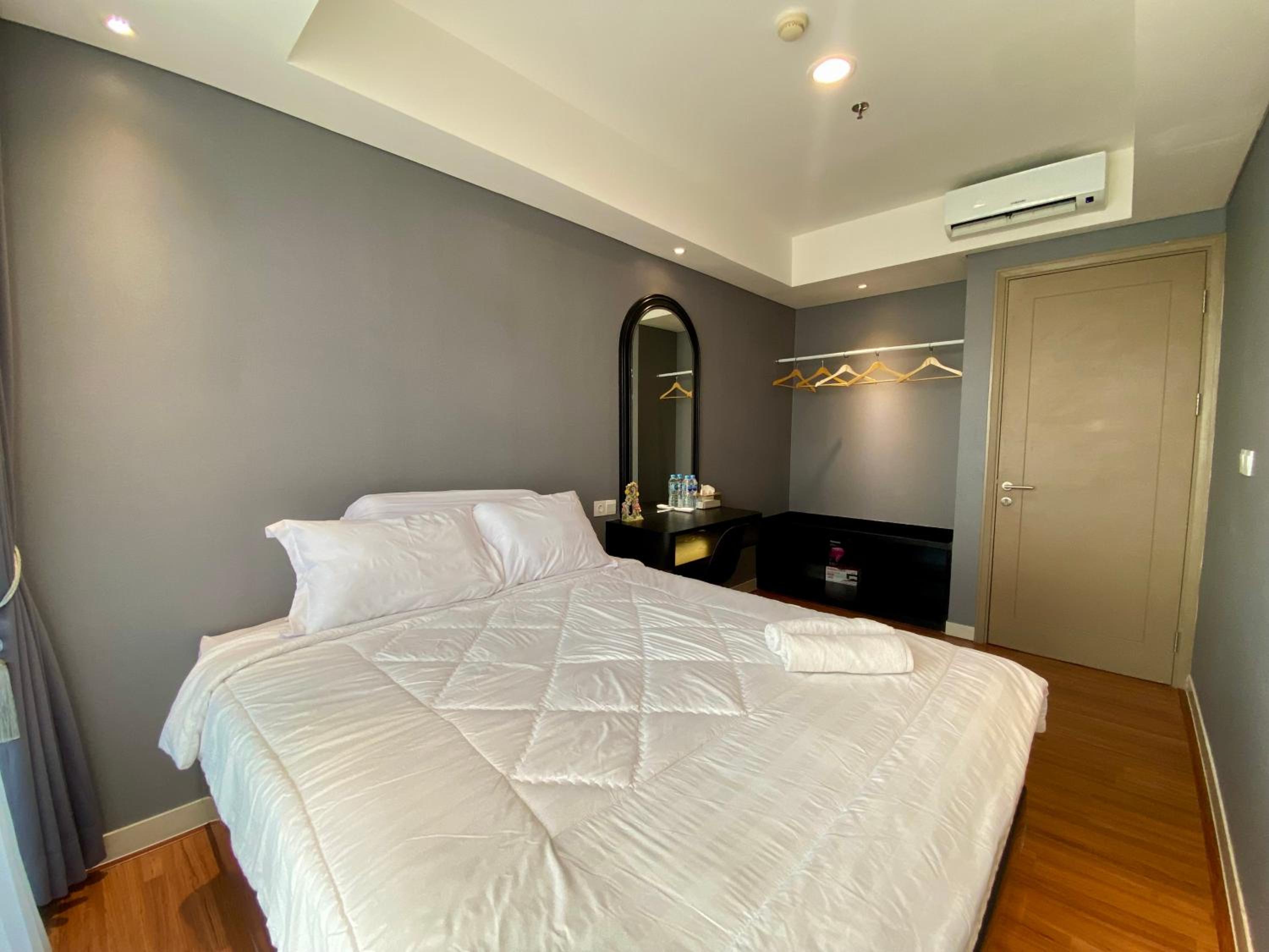 Two-Bedroom Apartment with Water View - Photo 5