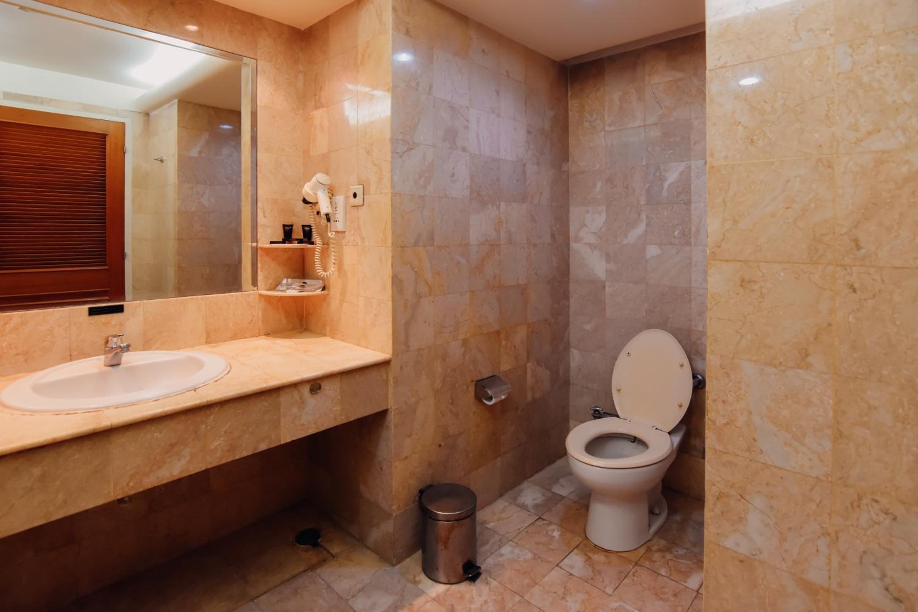 Large Twin Room - Photo 3
