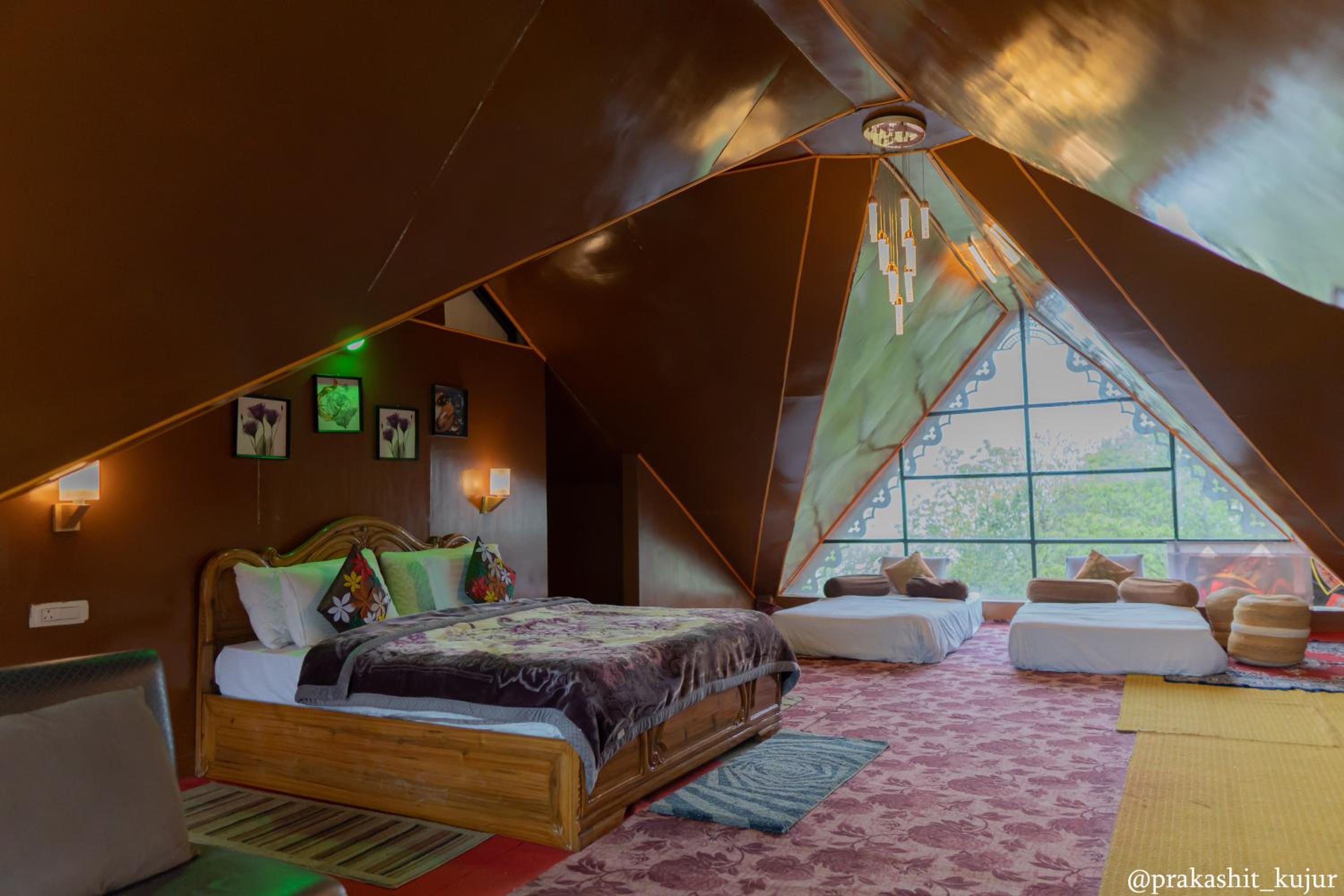 Deluxe Double Room (2 Adults + 1 Child) photo 3