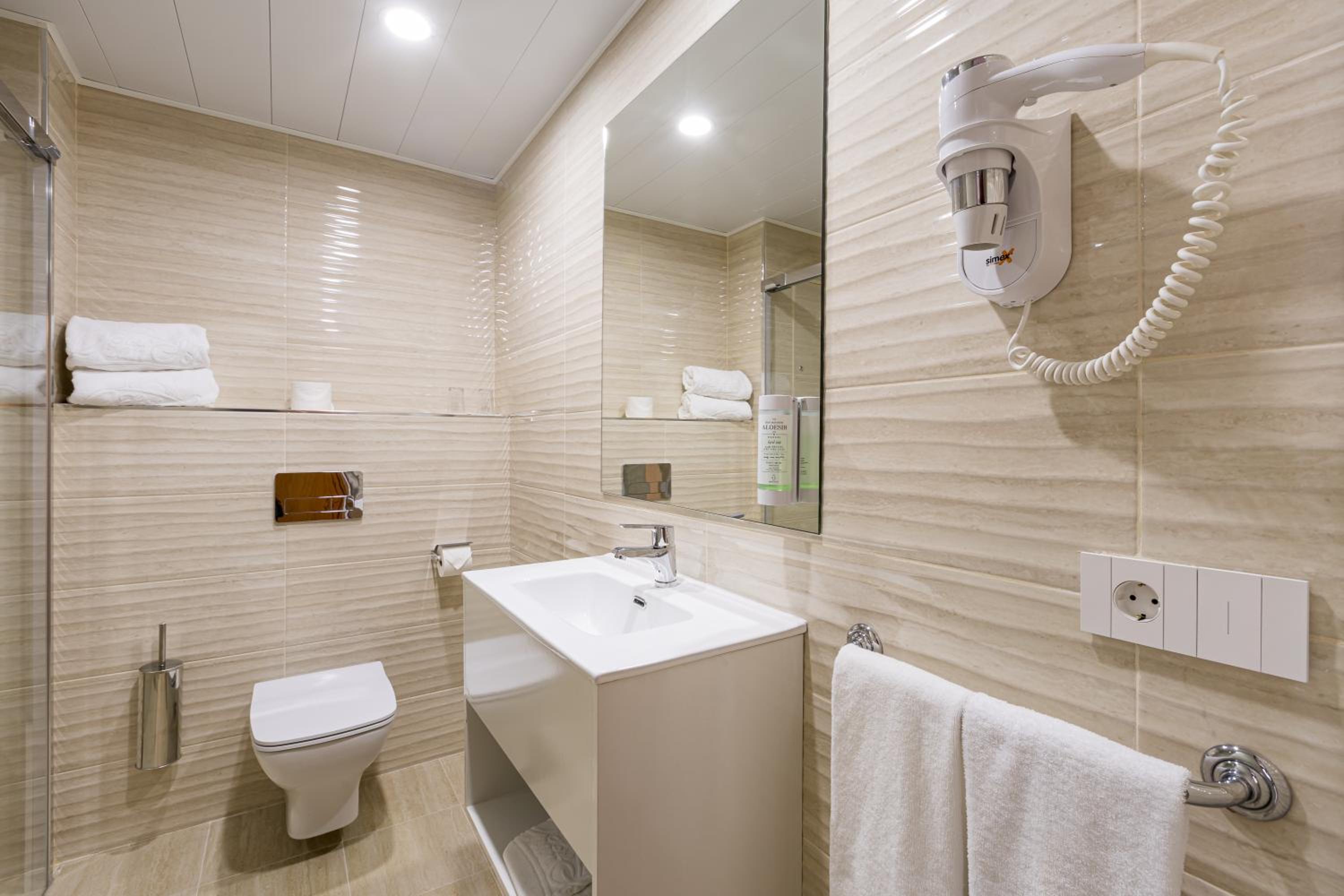 Double or Twin Room - Photo 5