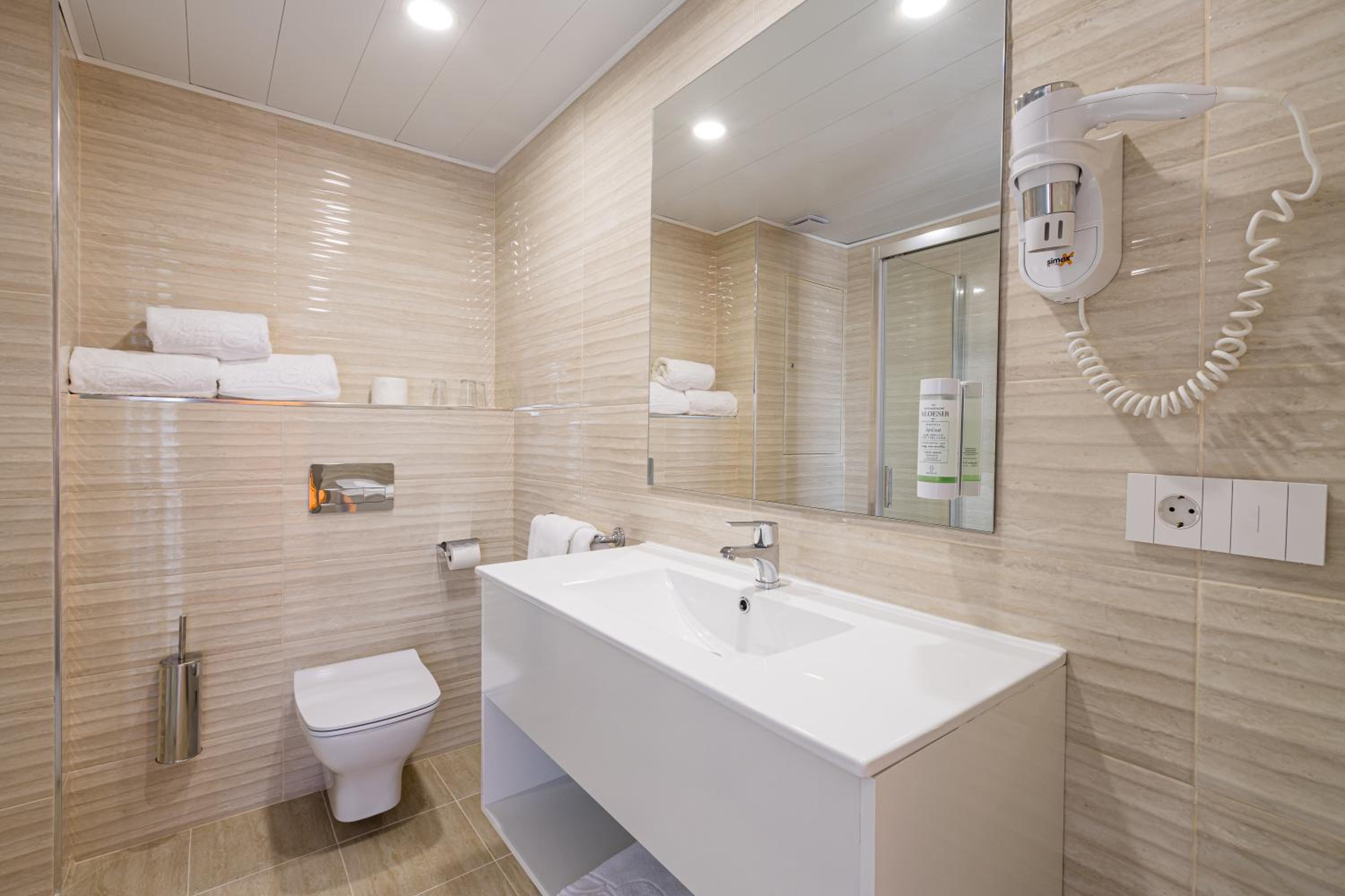 Double or Twin Room with Extra Bed - Photo 7