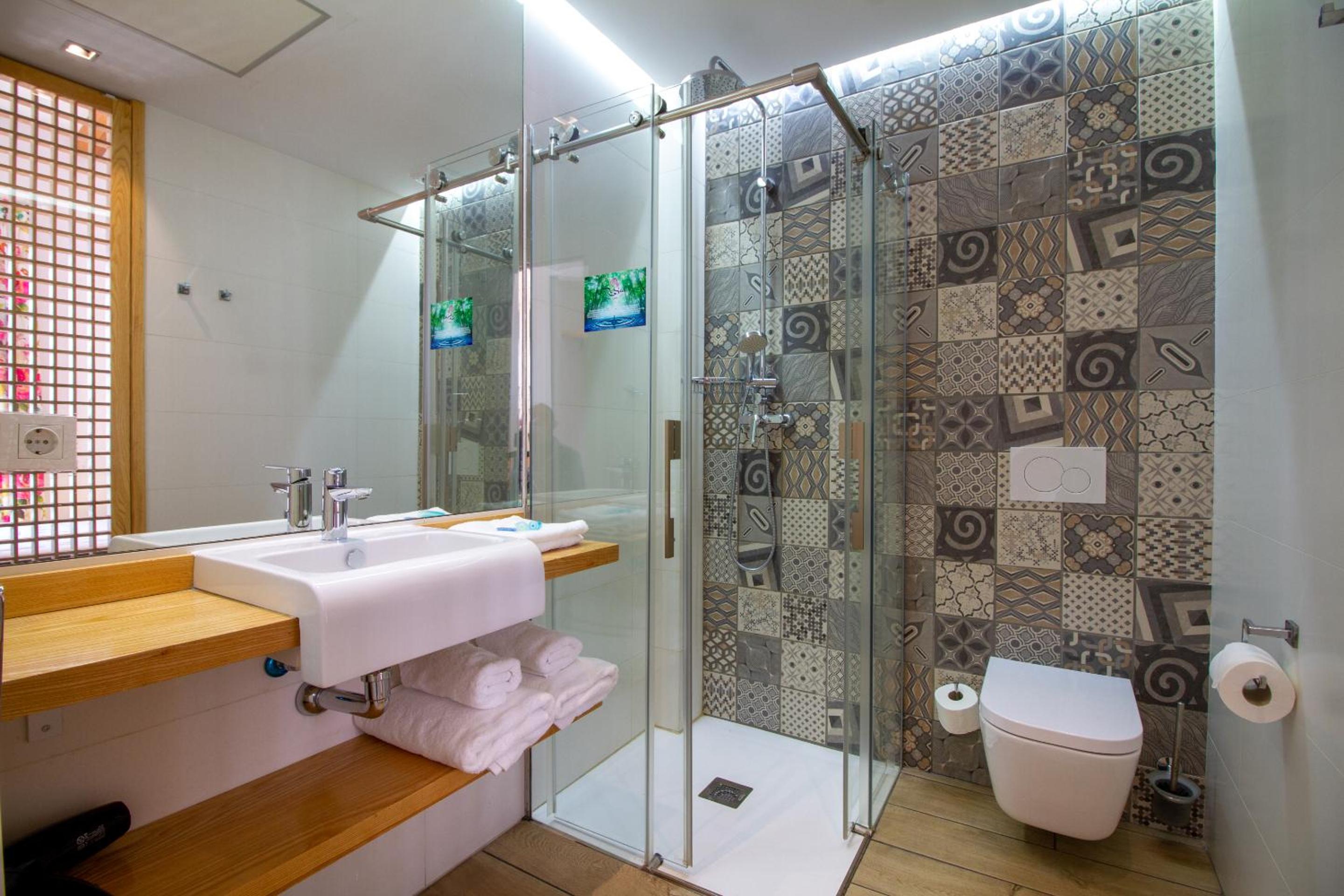 Double Room with Private Bathroom photo 3