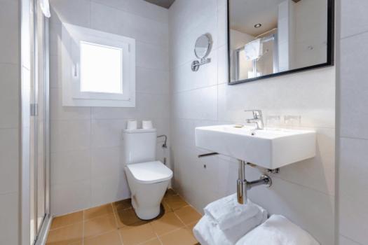 Double Room - Photo 6