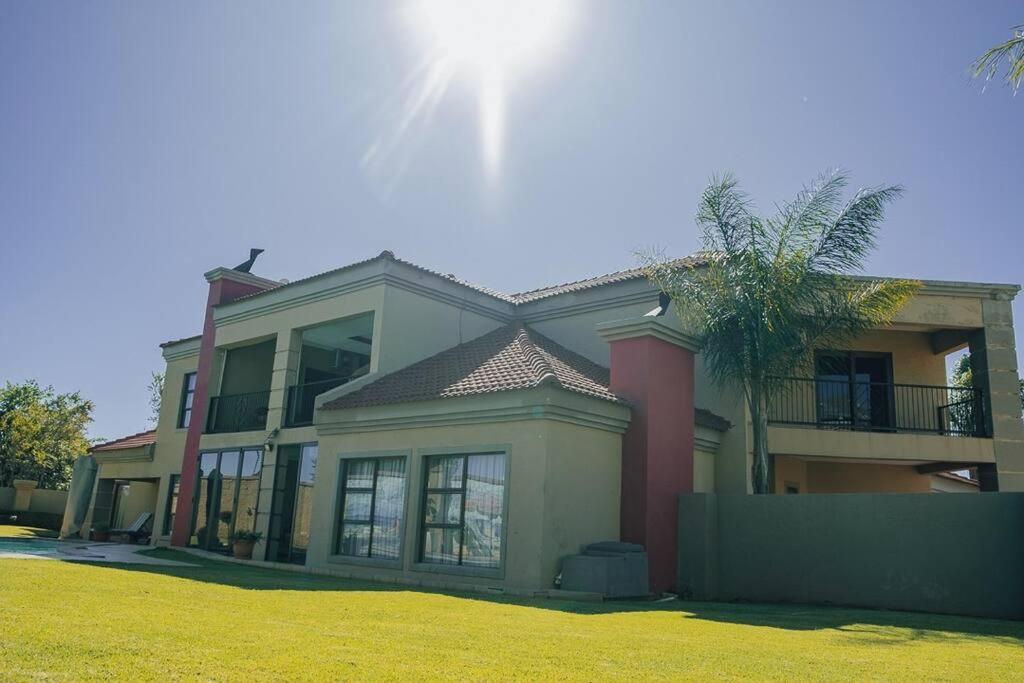Five-Bedroom House photo 2