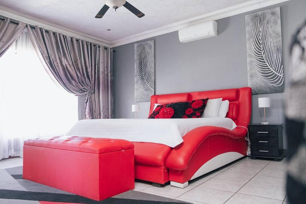 Five-Bedroom House photo 1