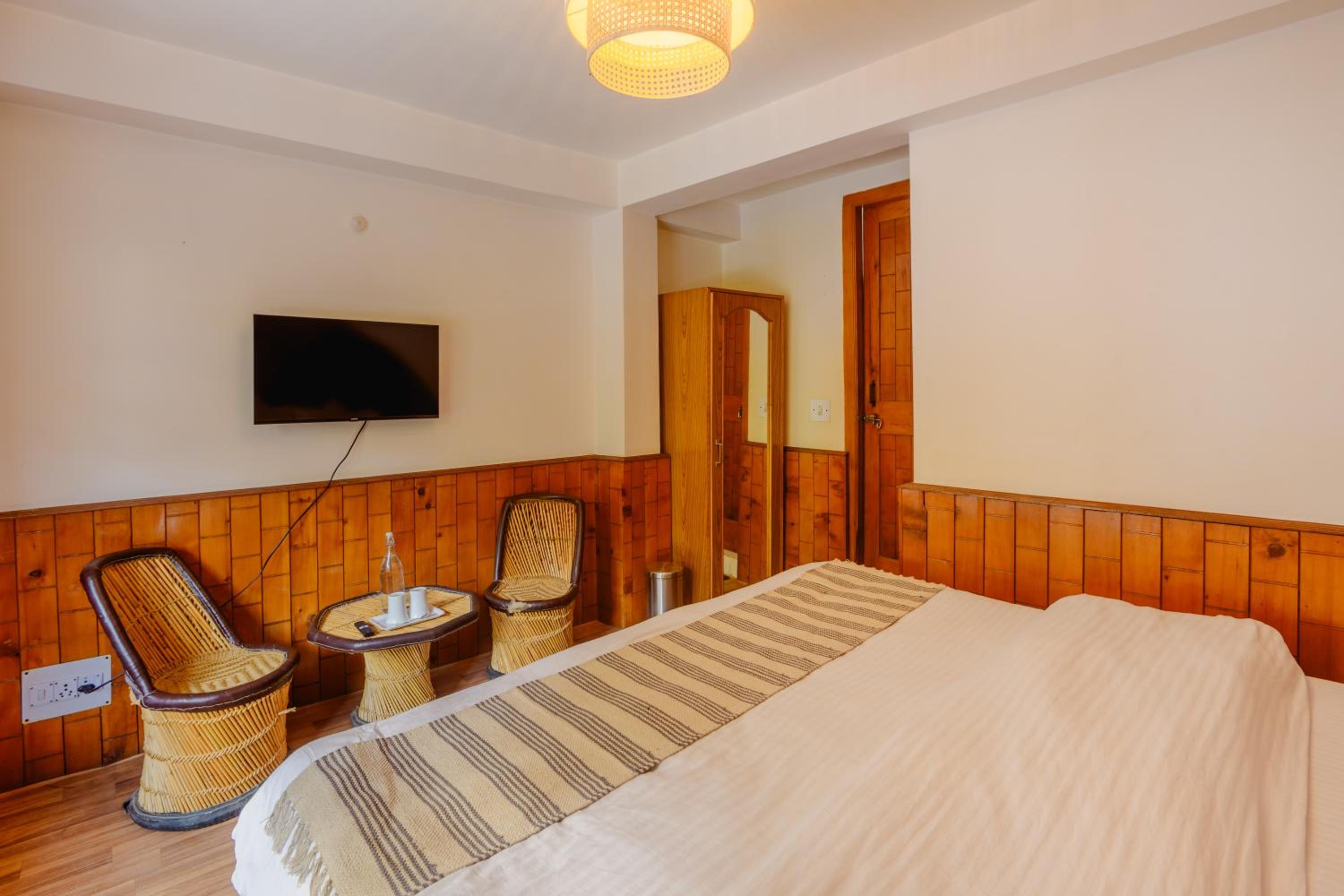 Deluxe Double Room - Photo 13