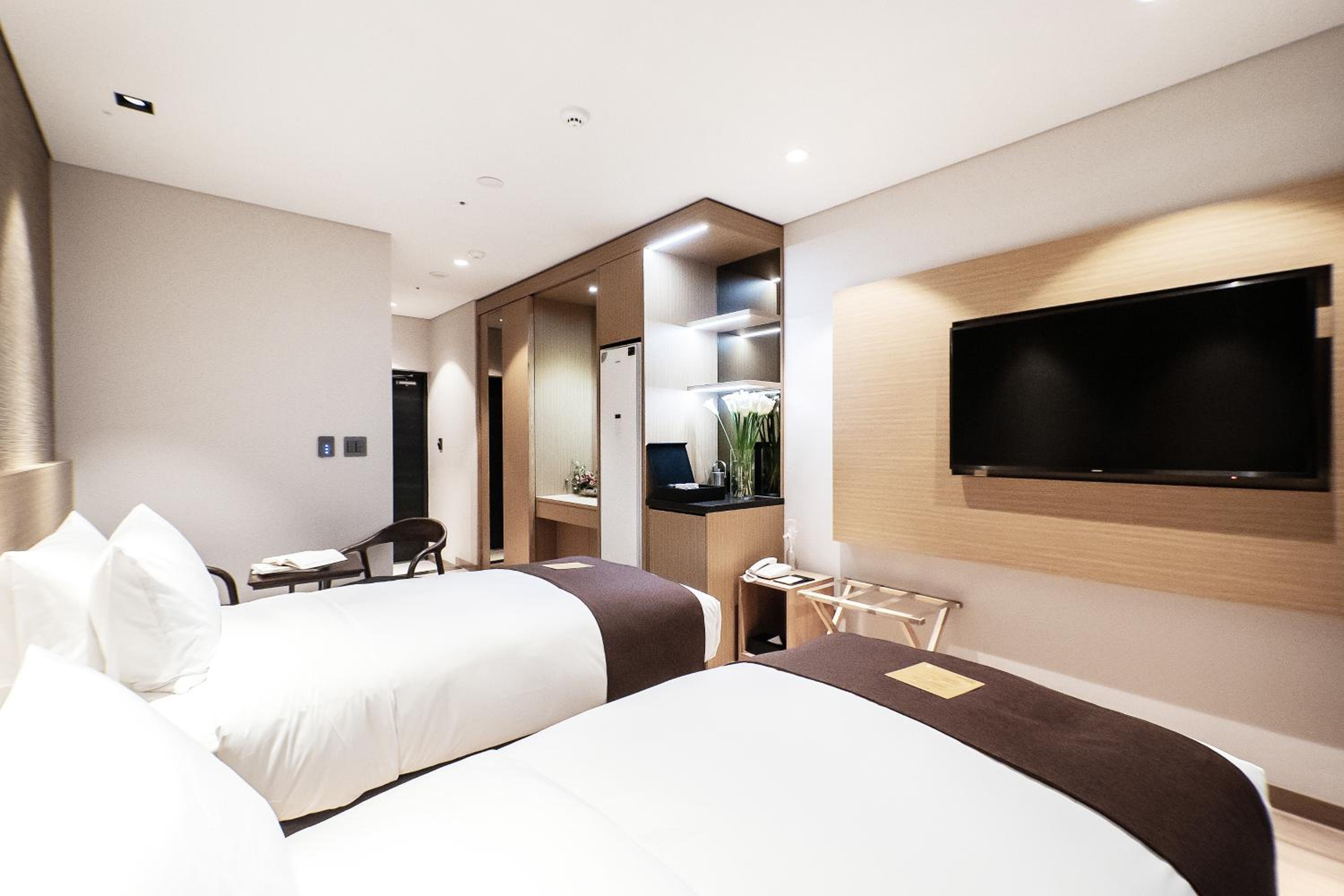 Standard Twin Room - Photo 3