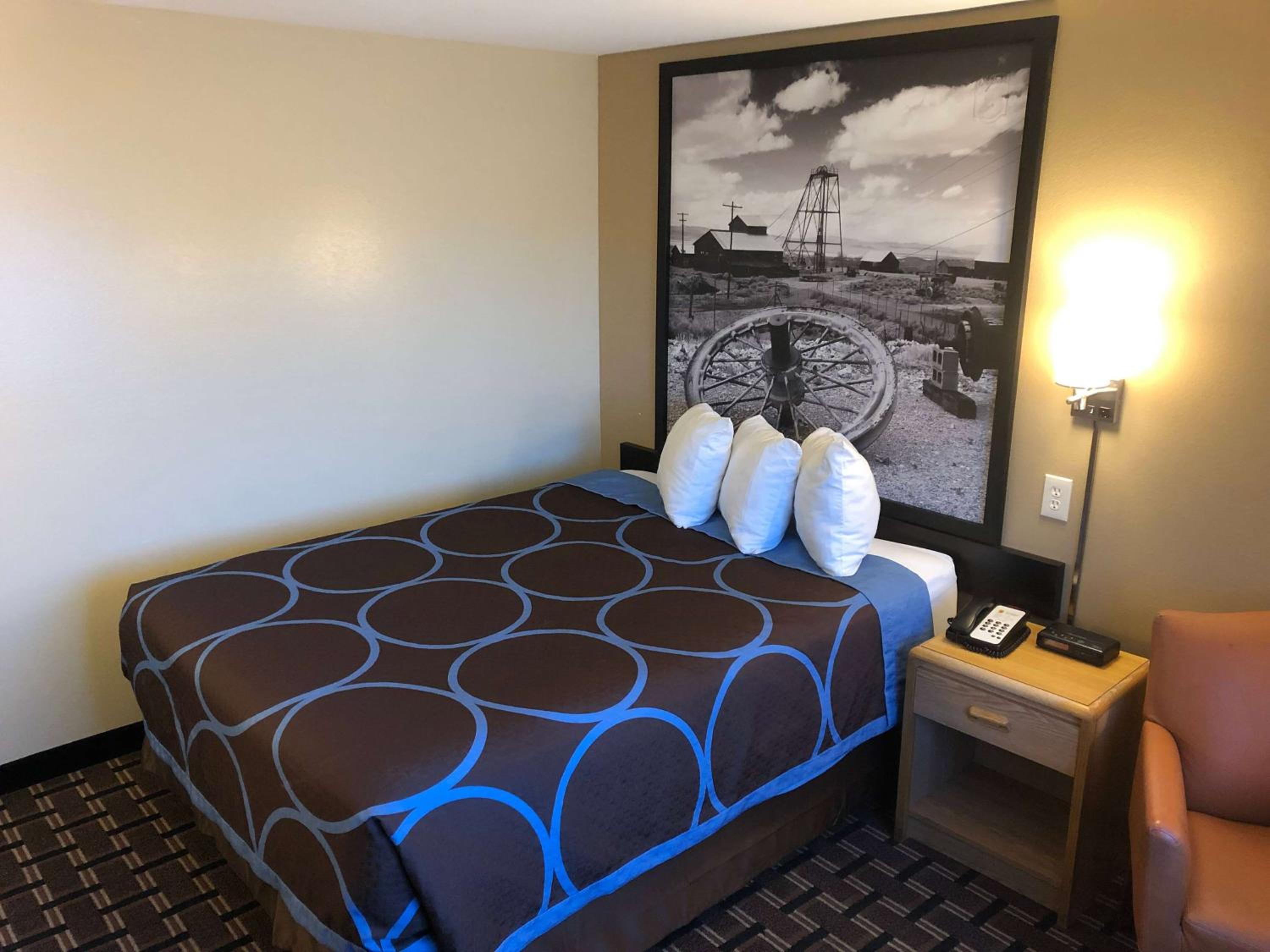 Queen Room - Non-Smoking - Photo 1