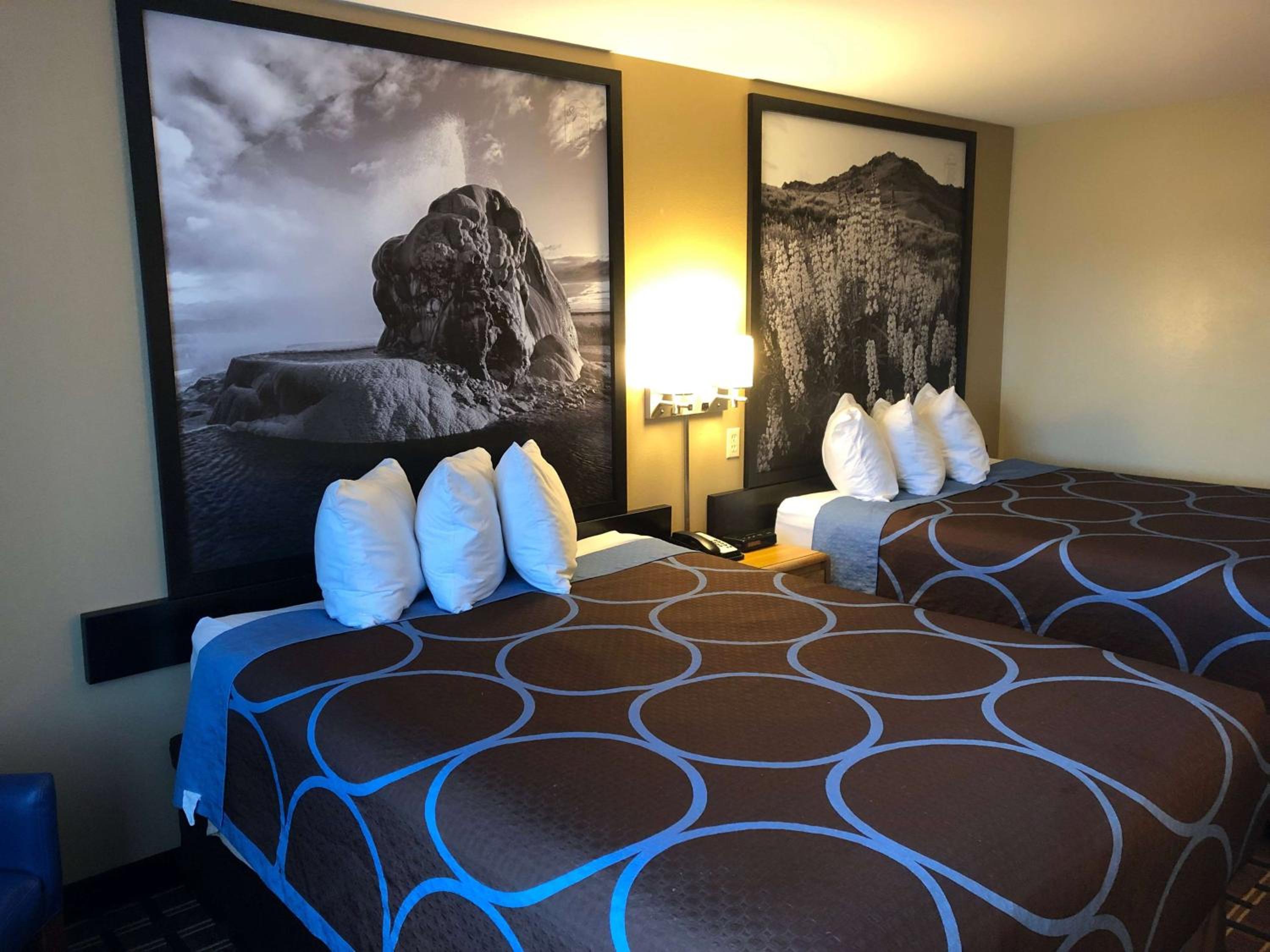 Queen Room with Two Queen Beds - Non-Smoking - Photo 12