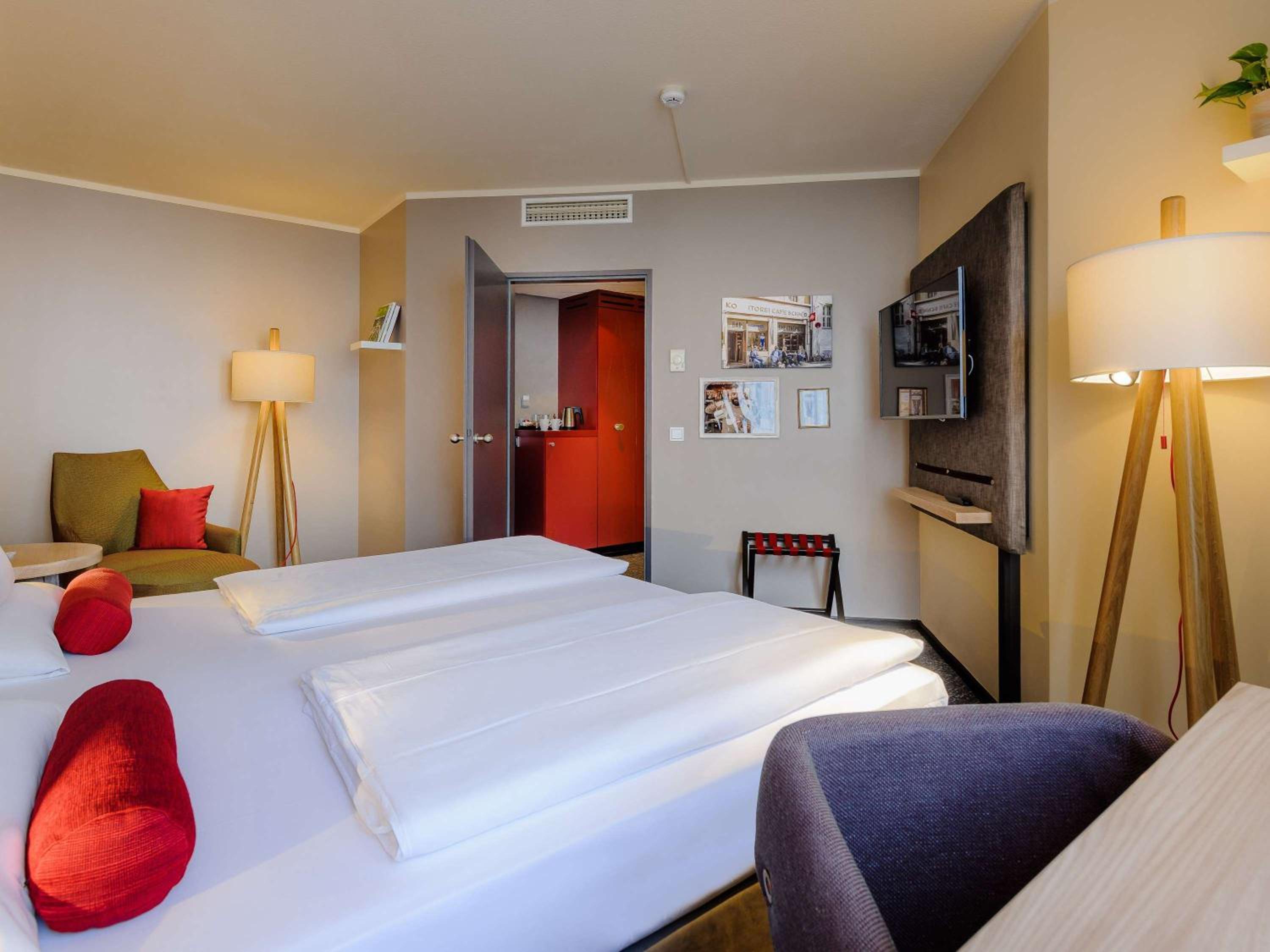 Standard Double Room thumbnail 6
