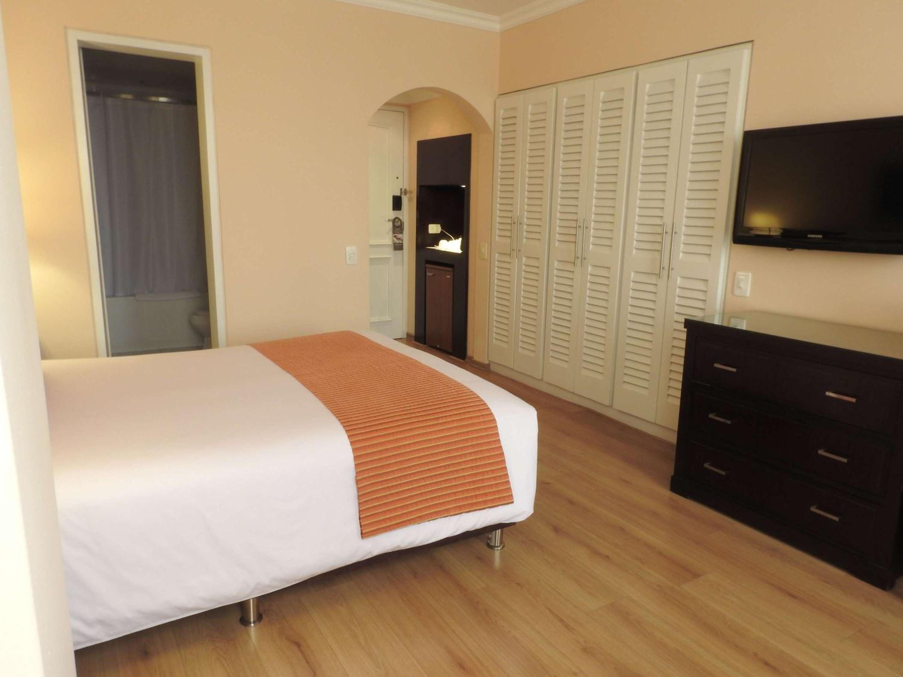 Superior King Room with One King Bed - Photo 1