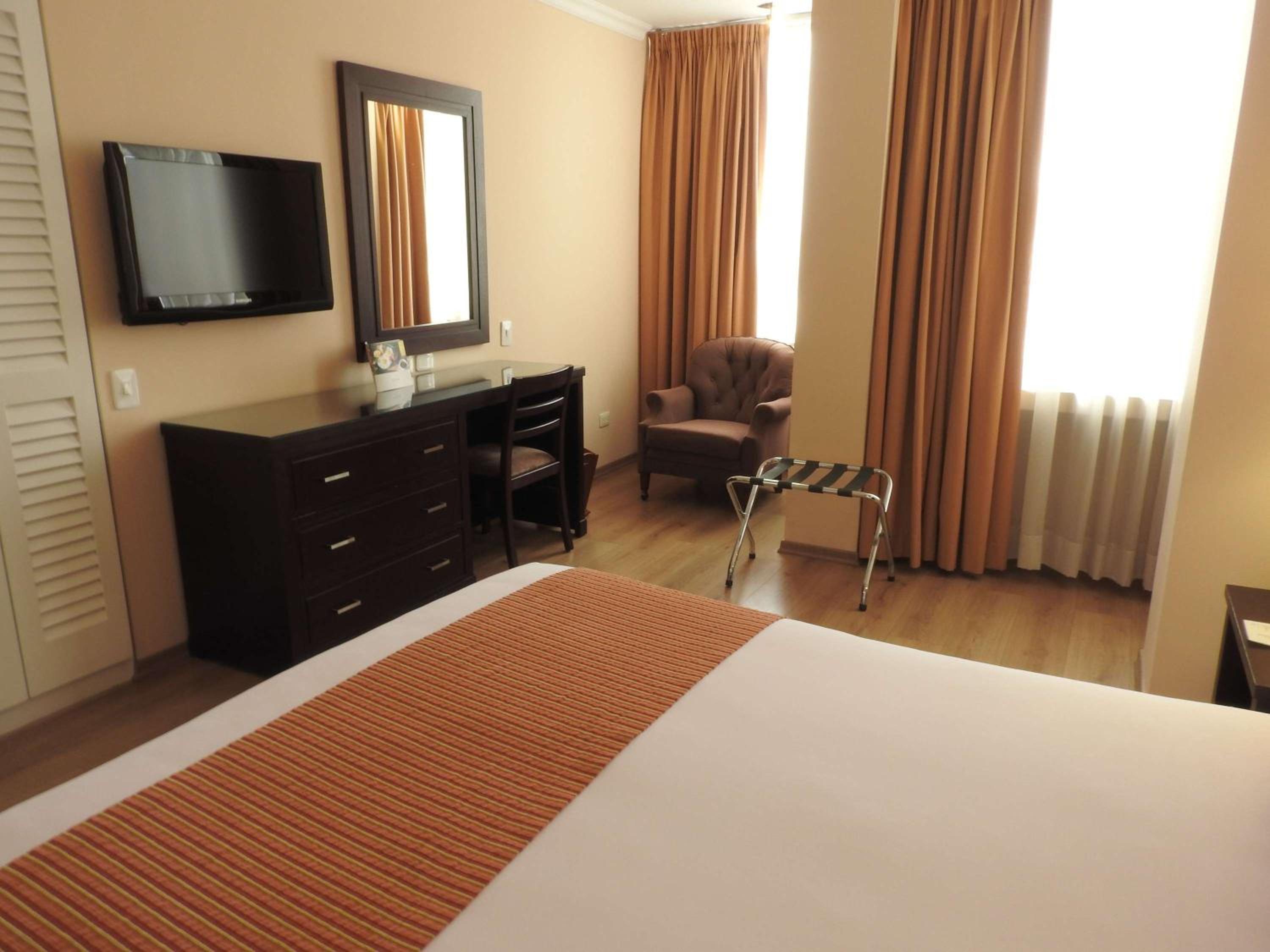 Superior King Room with One King Bed - Photo 4