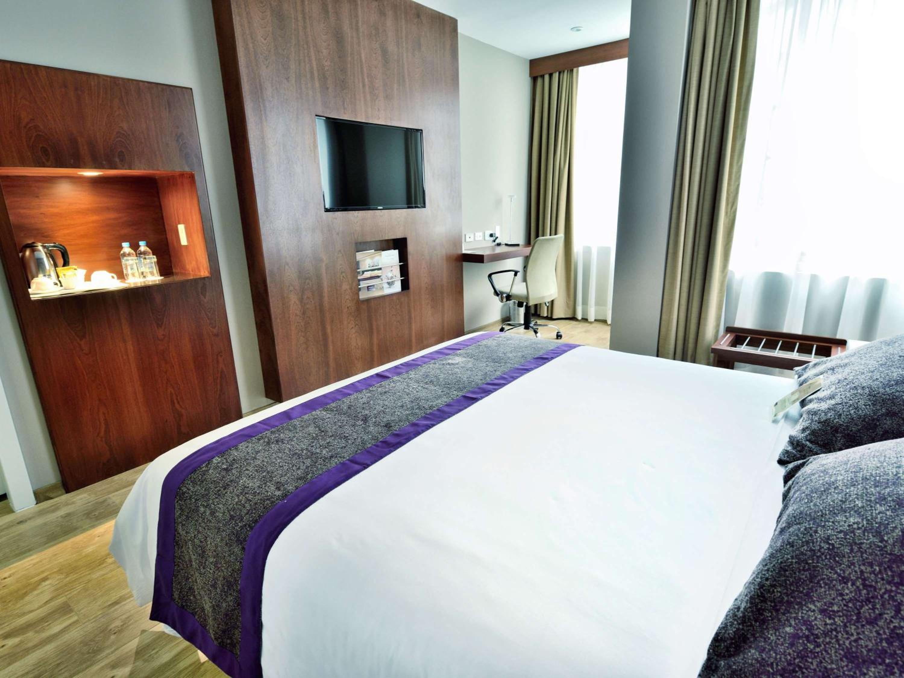 Superior King Room with One King Bed - Photo 3