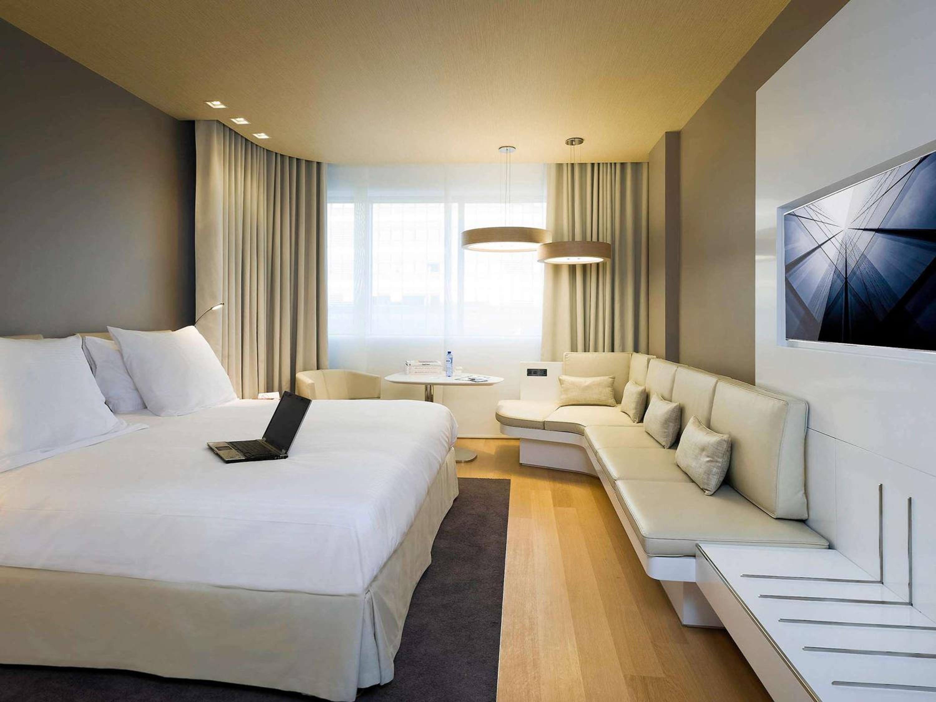 Superior King Room with City View