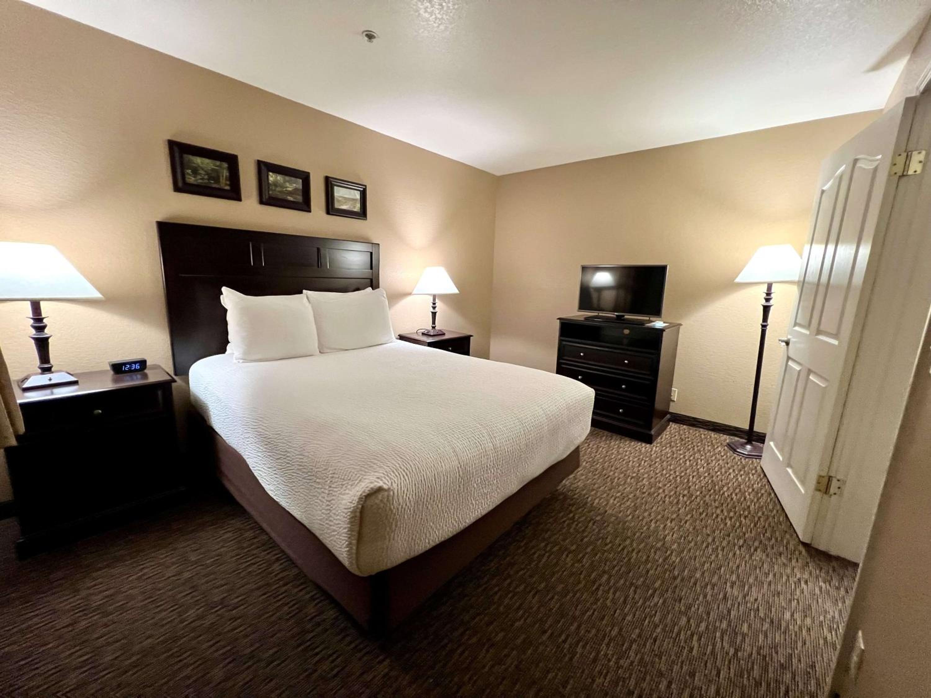 Two-Room Suite with One King and One Queen Bed - Non-Smoking photo 3