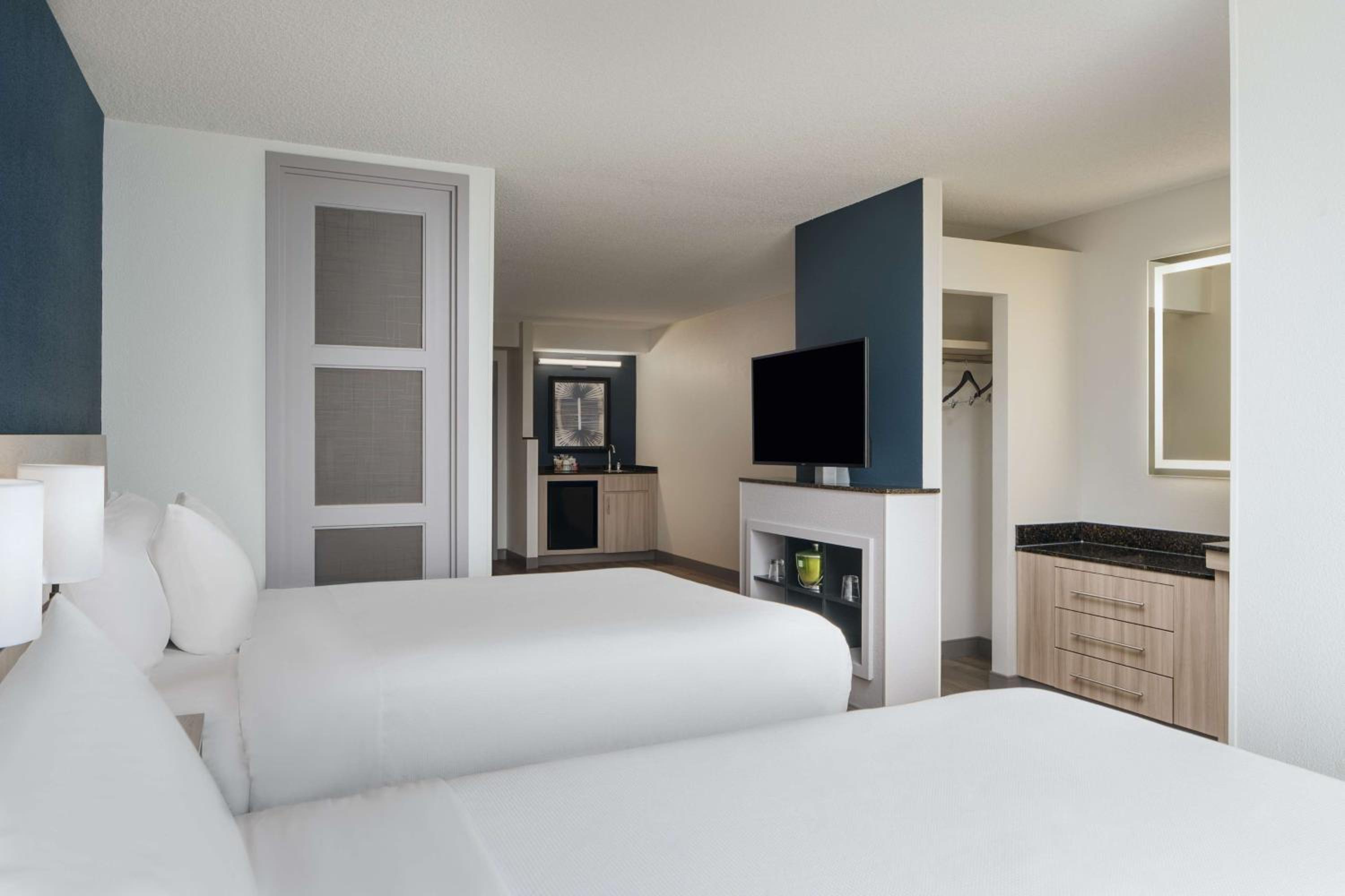 Double Room with Two Double Beds and Sofa Bed - Photo 8