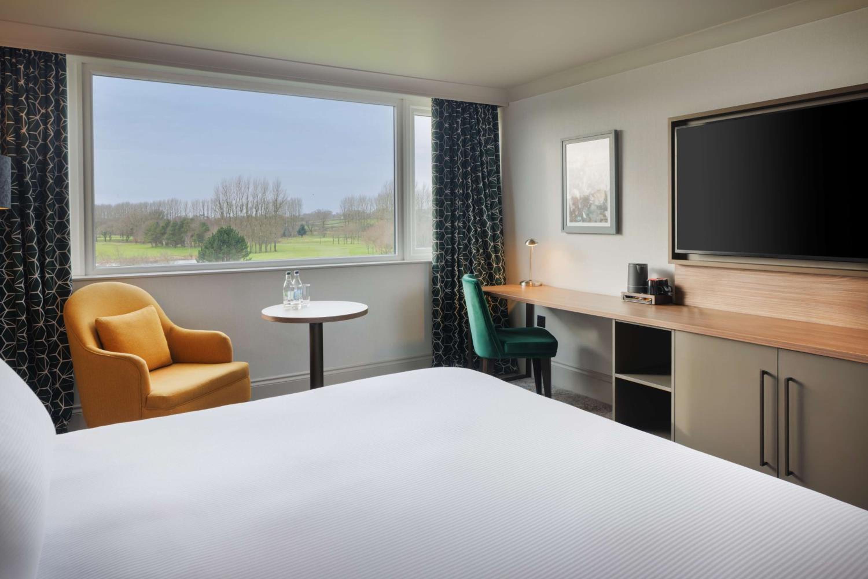 King Deluxe Room with Golf View - Photo 1