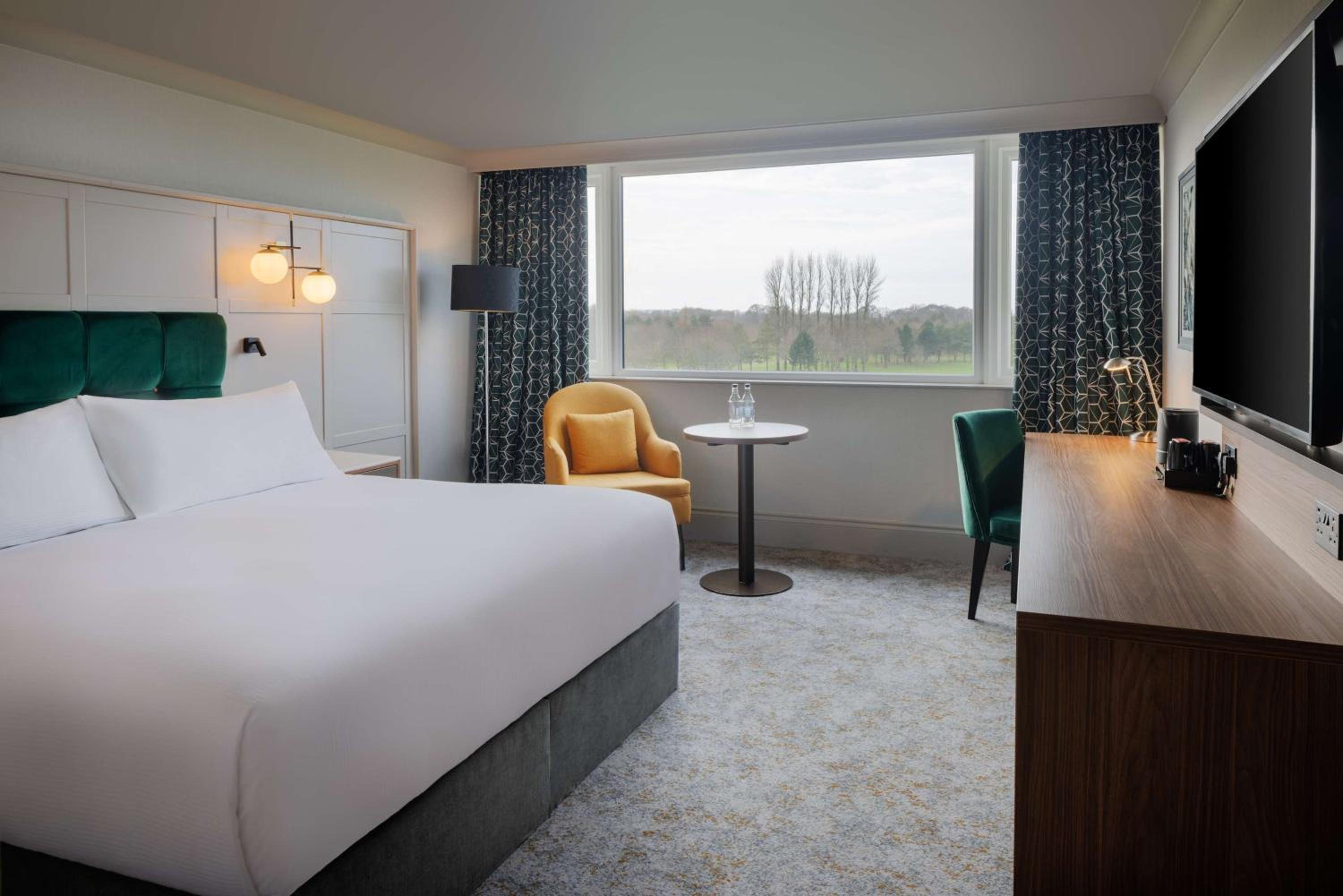 King Deluxe Room with Golf View - Photo 2
