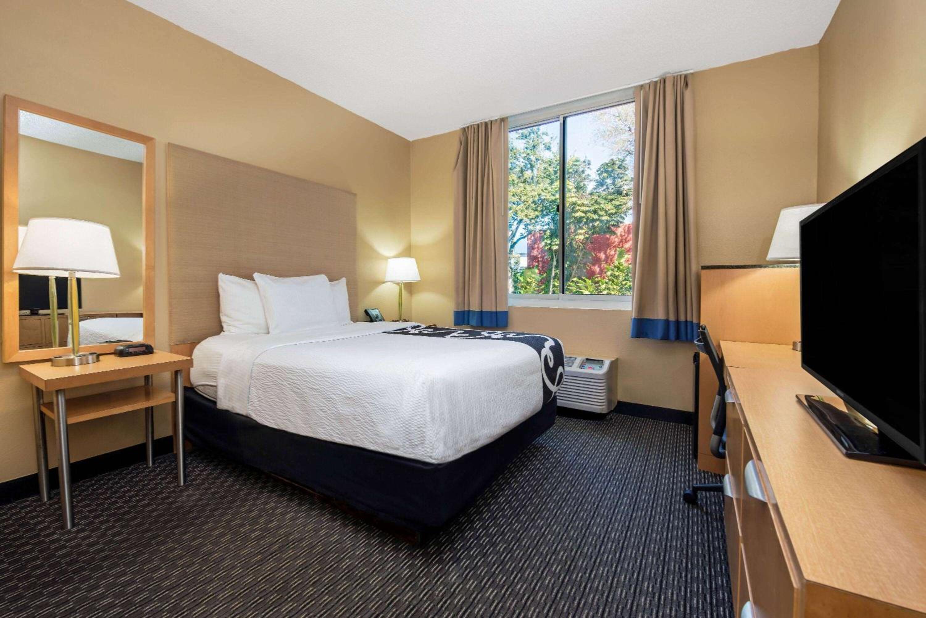 1 Full Bed, Non-Smoking - Photo 6