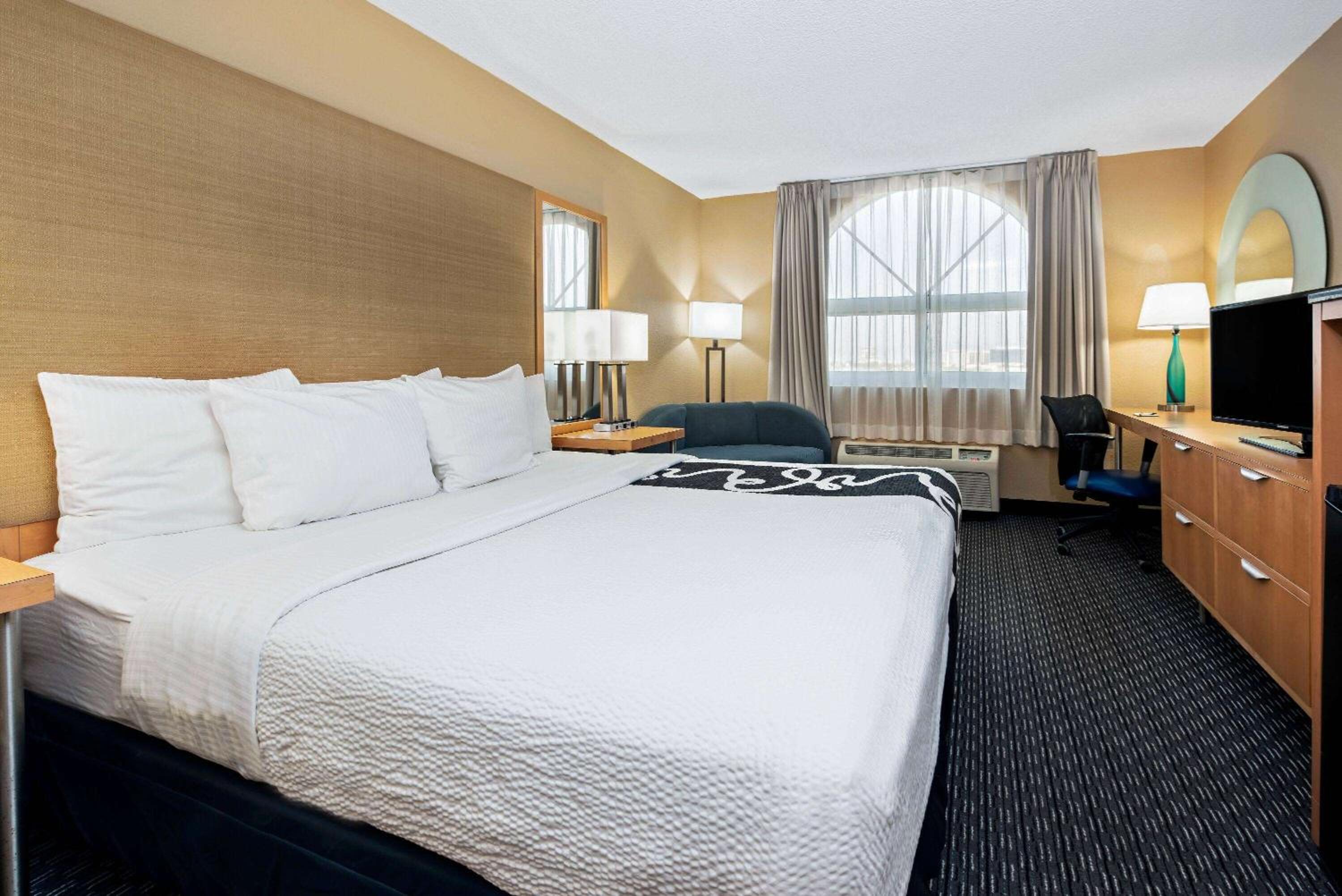 Deluxe King Room - Non-Smoking - Photo 5
