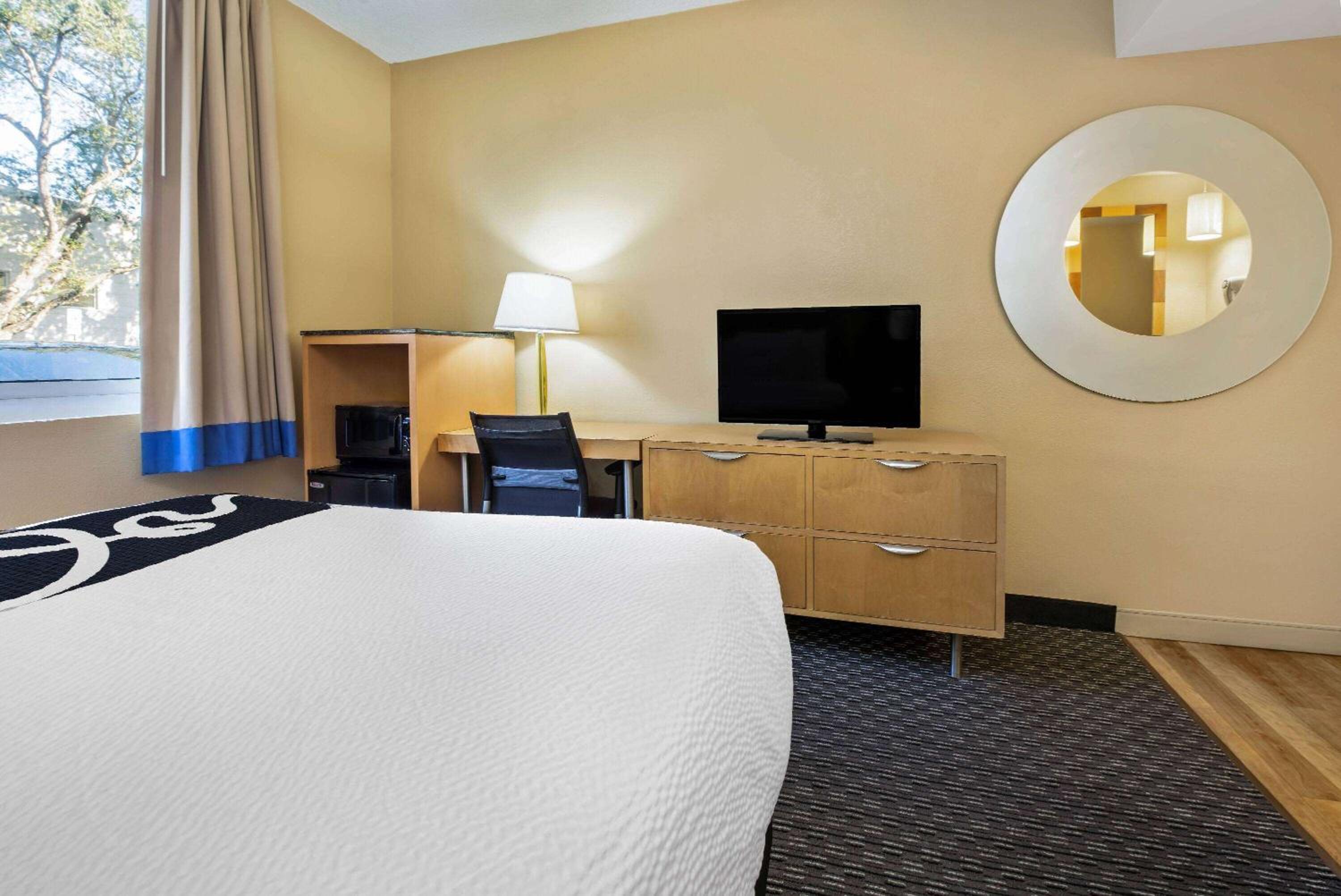 1 Full Bed, Non-Smoking - Photo 5