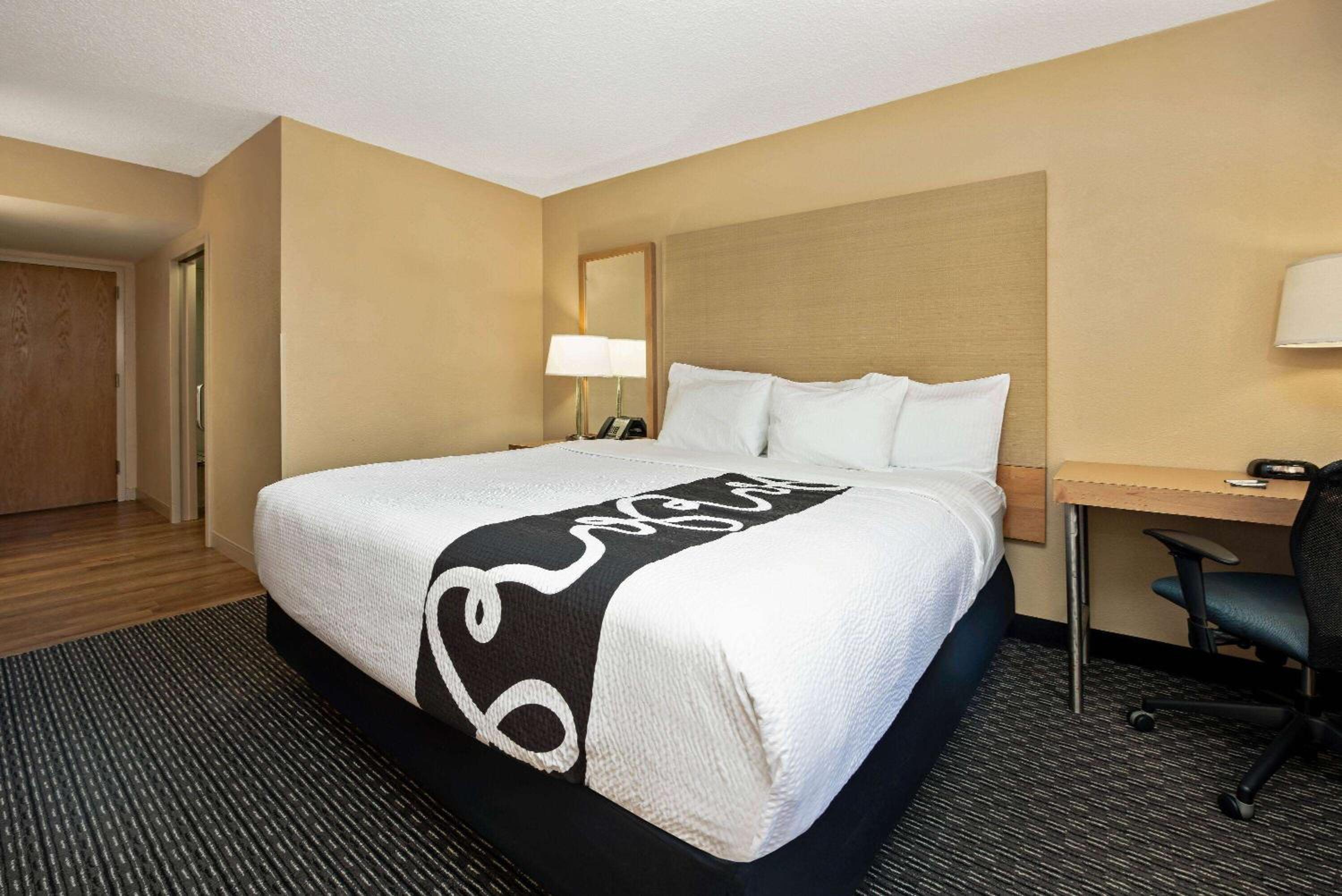 Deluxe King Room - Non-Smoking - Photo 6