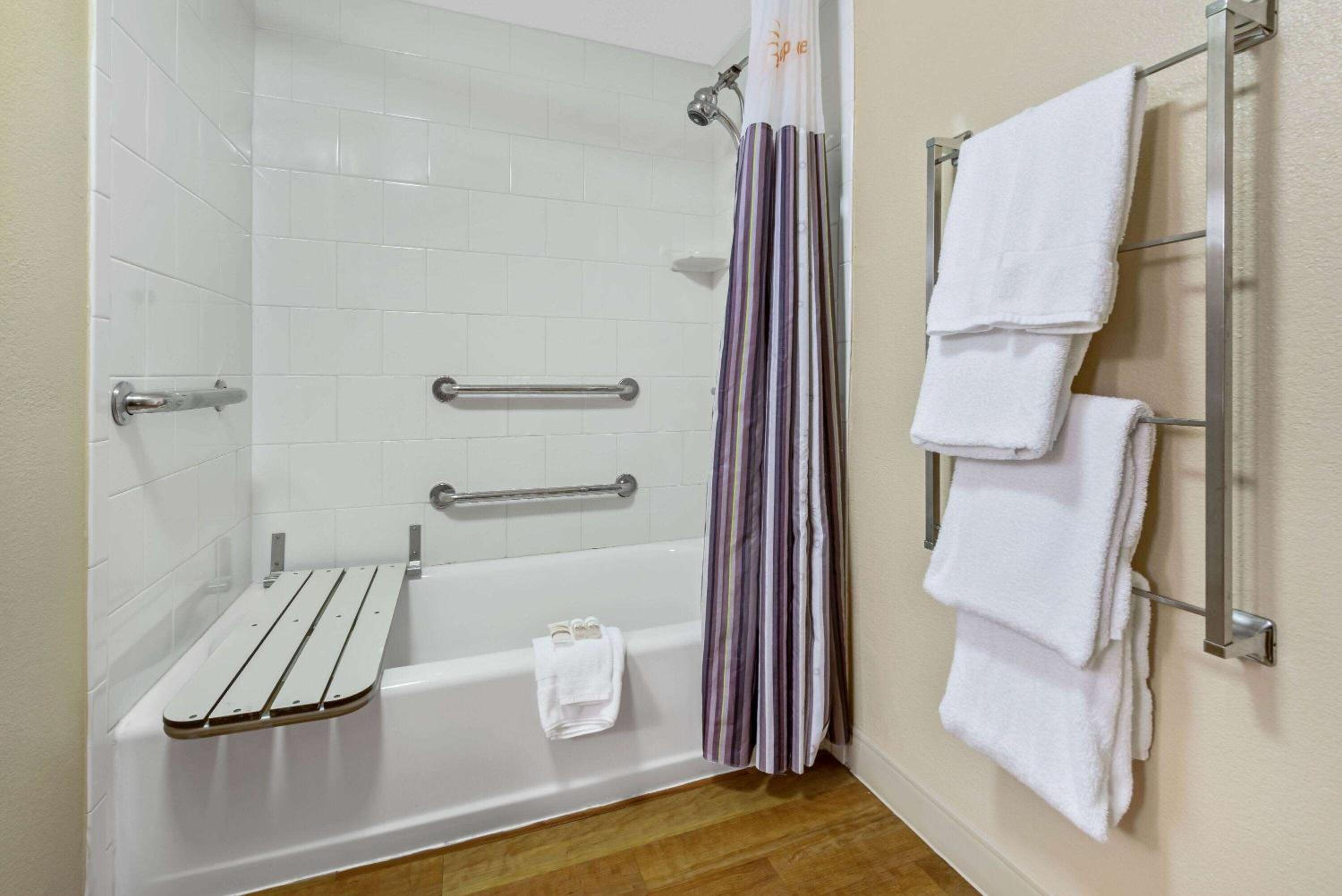 King Room with Bath Tub - Mobility Accessible/Non-Smoking - Photo 10