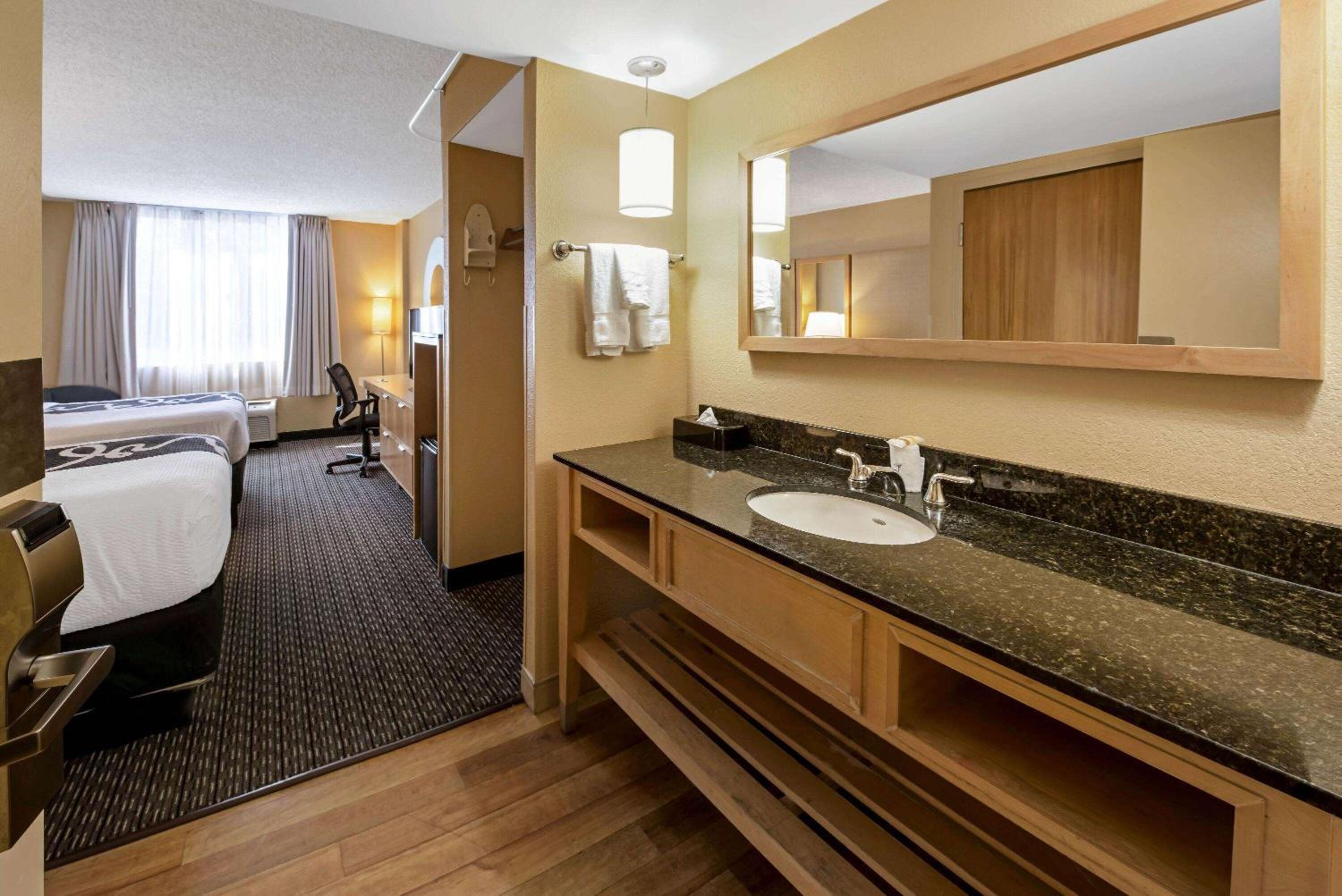 Double Room with Two Double Beds - Non-Smoking - Photo 5