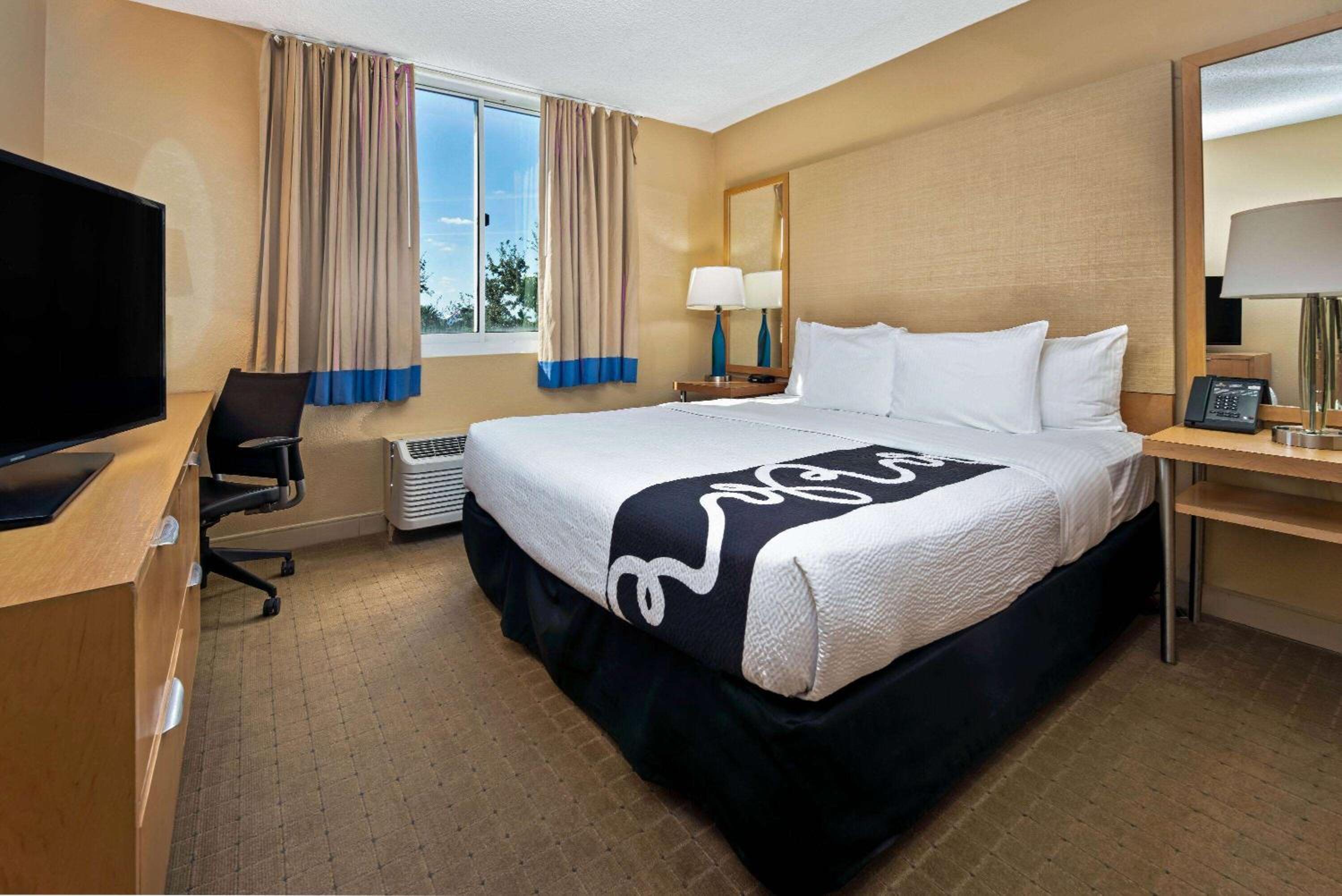 Deluxe King Room - Non-Smoking - Photo 7