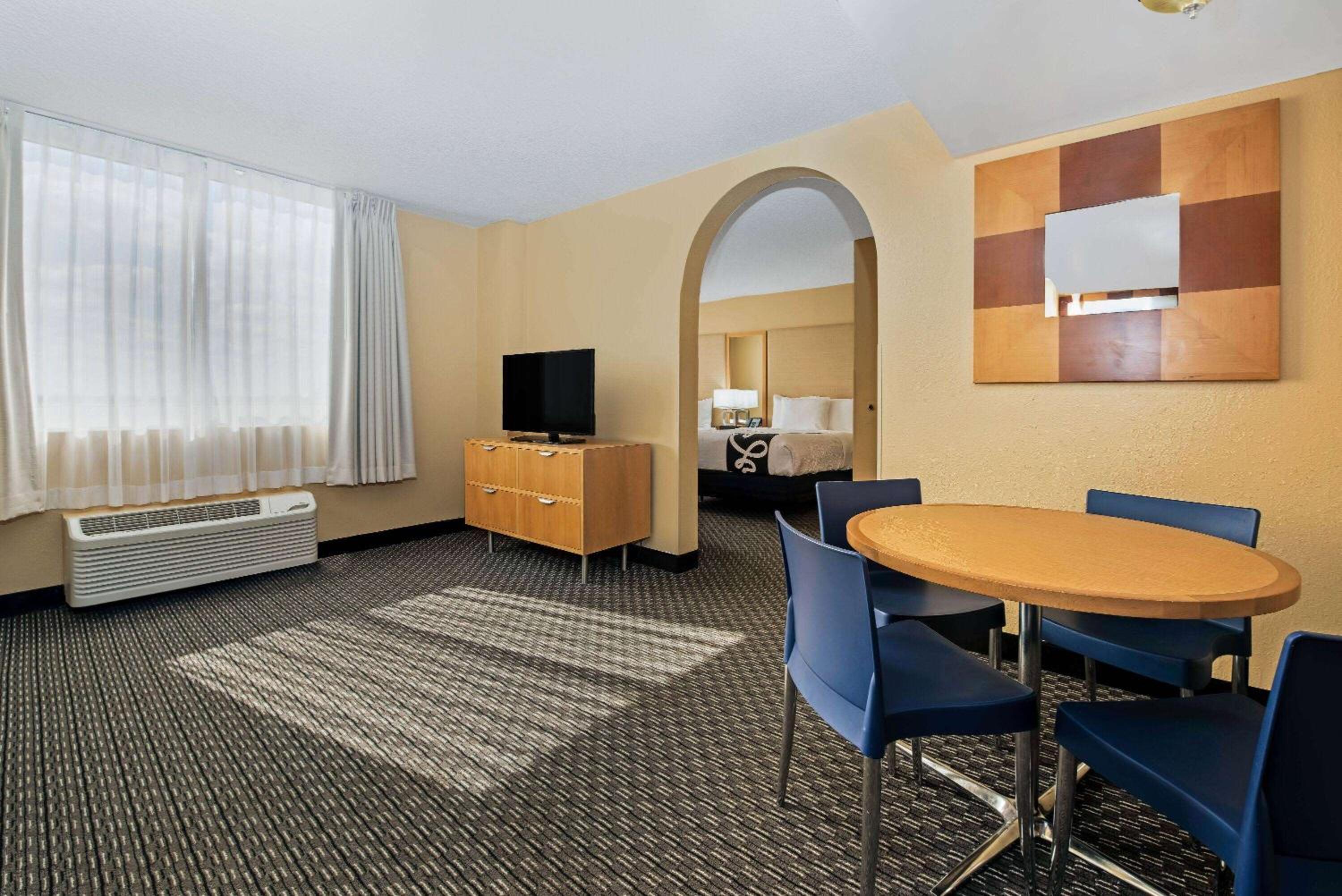 Executive Room with Two Double Beds - Non-Smoking - Photo 4