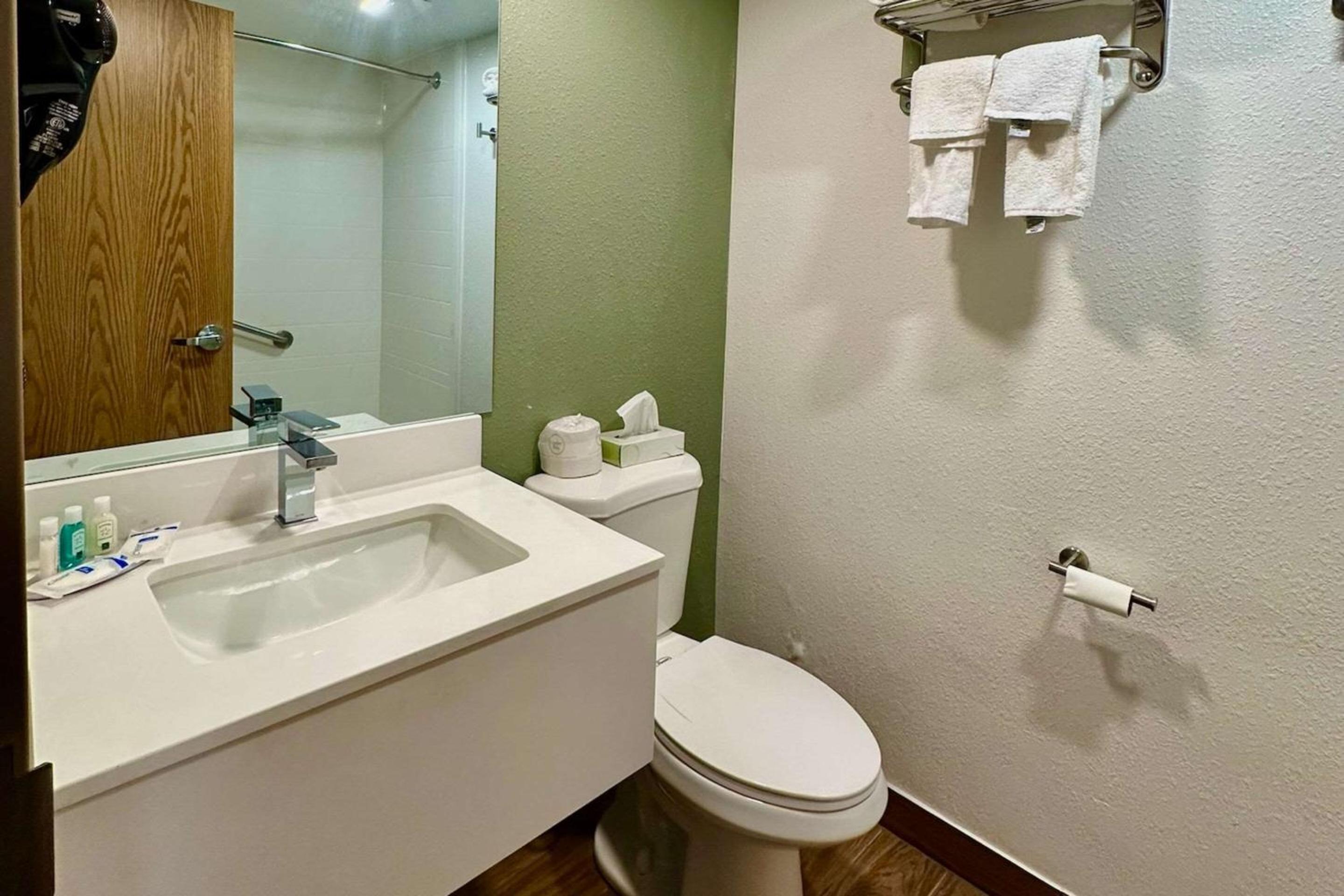 Efficiency King Suite with Whirlpool - Non-Smoking photo 2