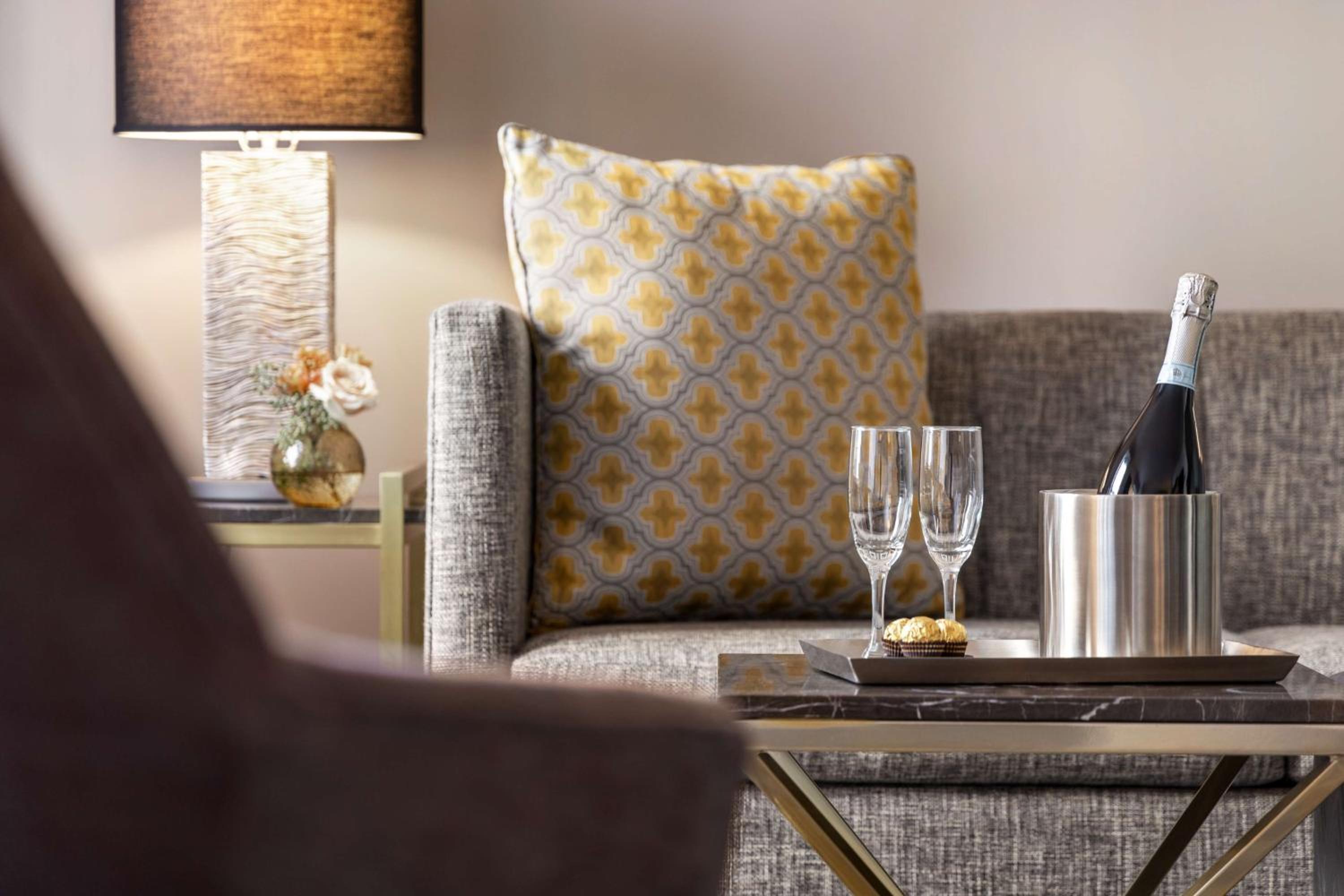 Junior King Suite with Sofa Bed thumbnail 6