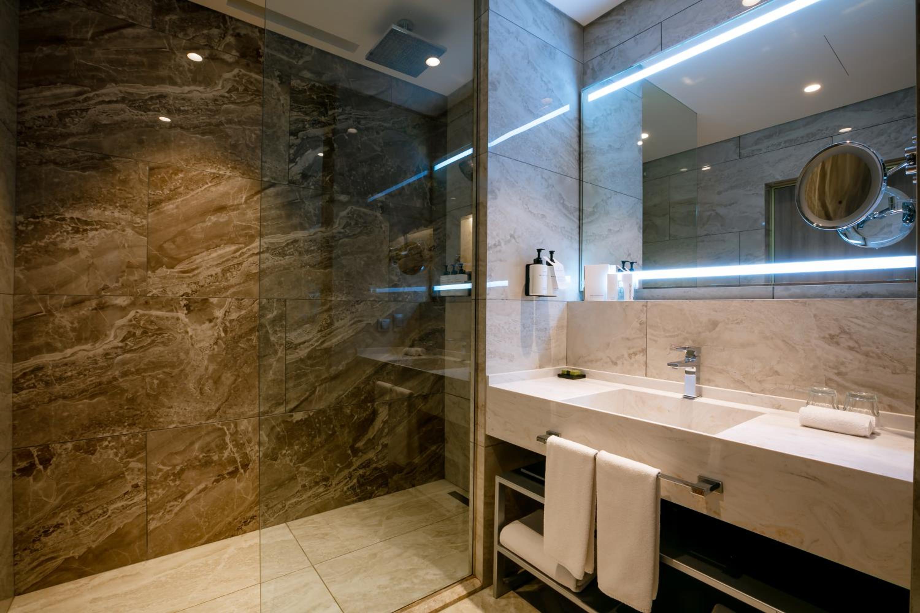 Executive King Suite - Photo 6