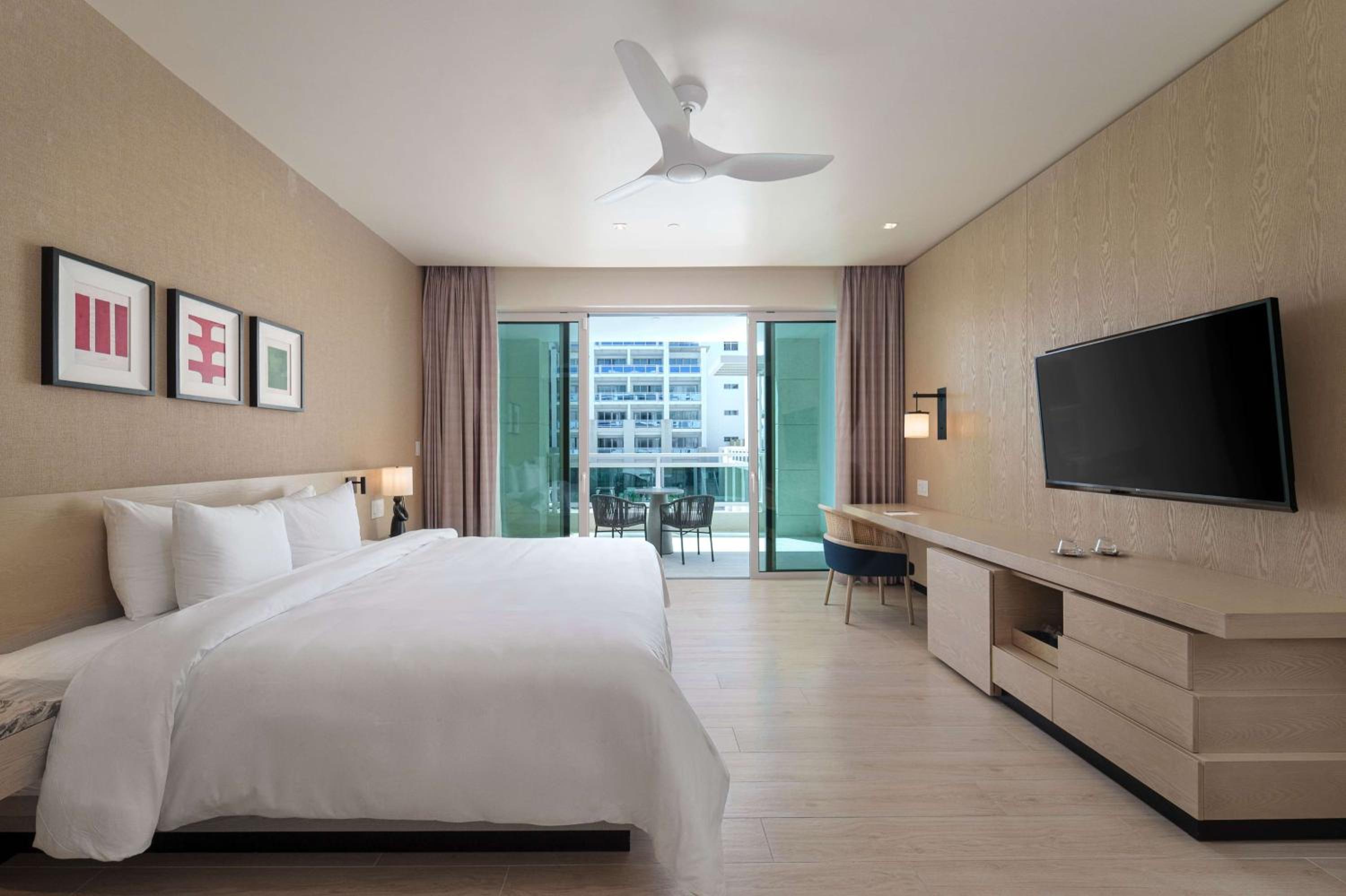 King Room with Resort View - Accessible thumbnail 6