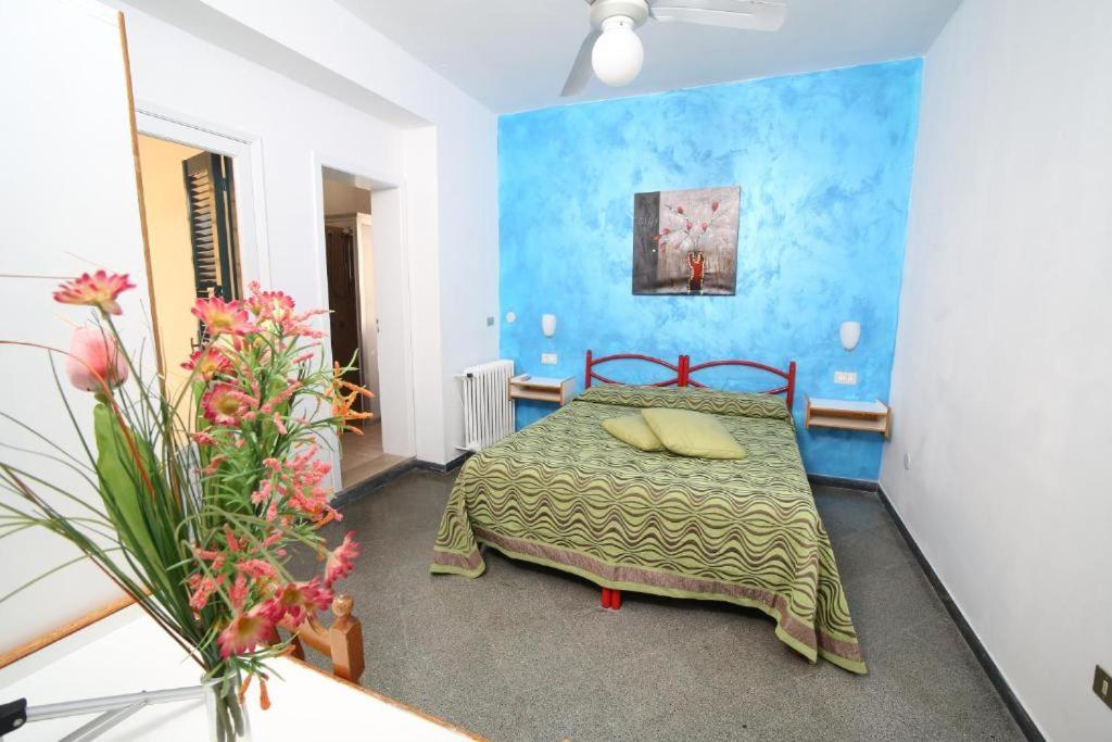 Double Room with Private External Bathroom - Photo 4