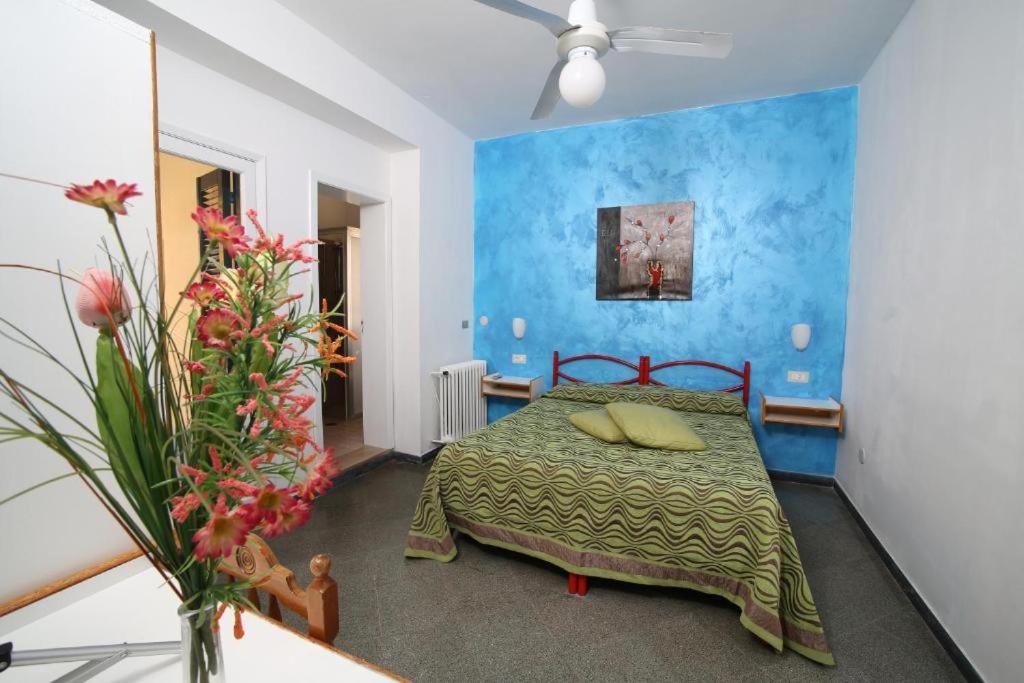Double Room with Private External Bathroom - Photo 6